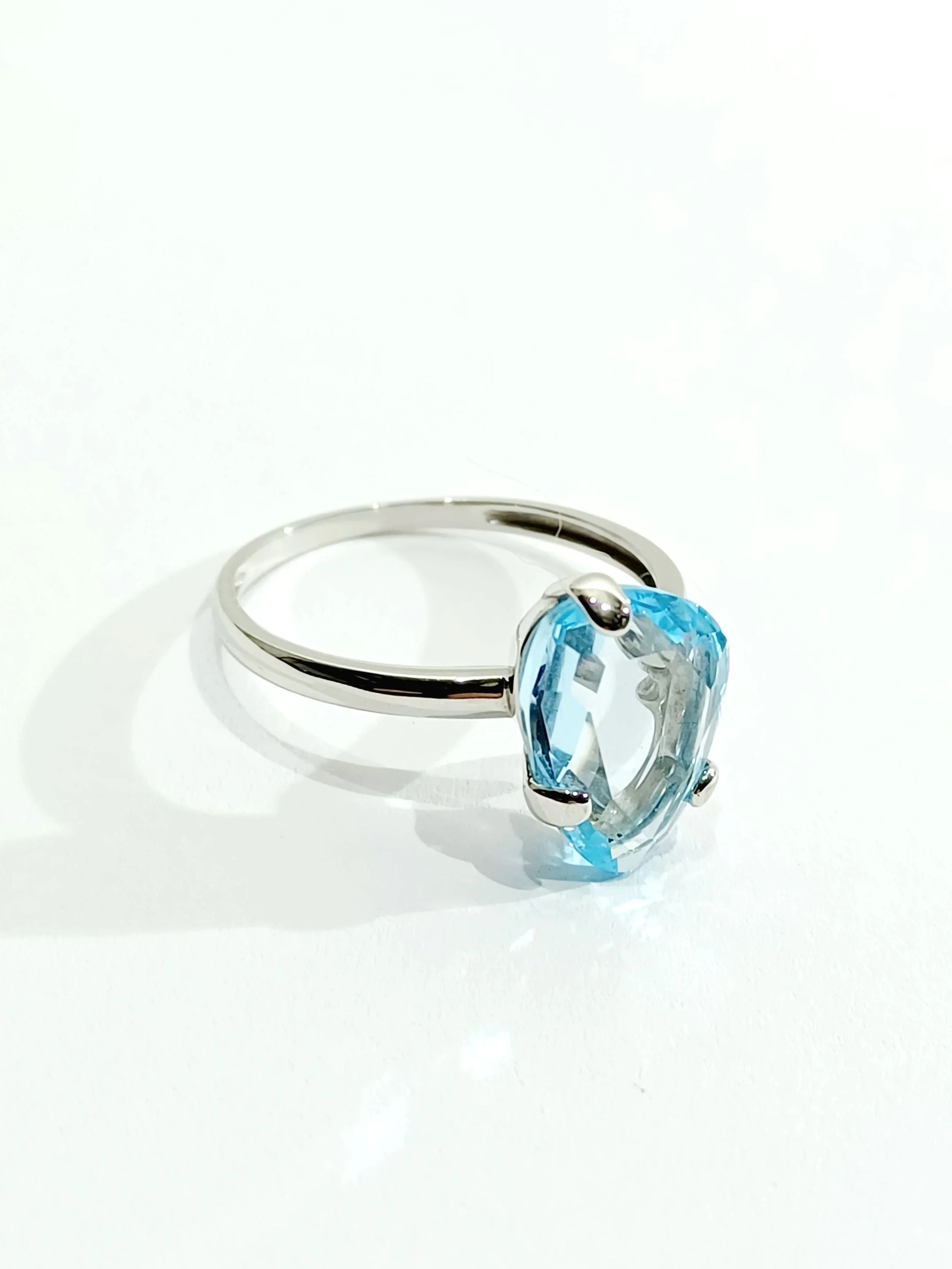 White Gold Topaz Ring - Image 9
