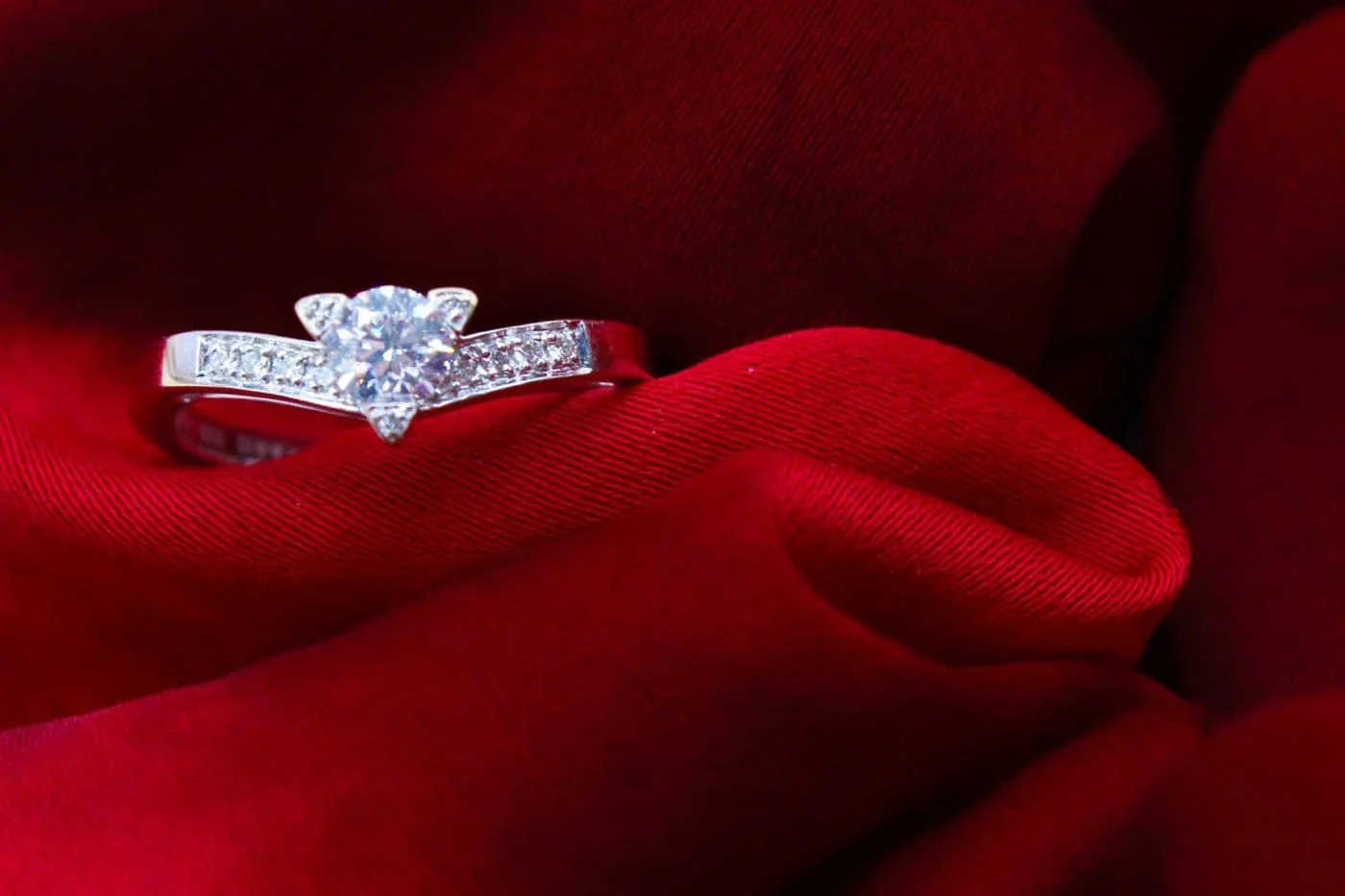 Mauboussin - 3-claw ring in 750 gold and 0.23 ct diamond 