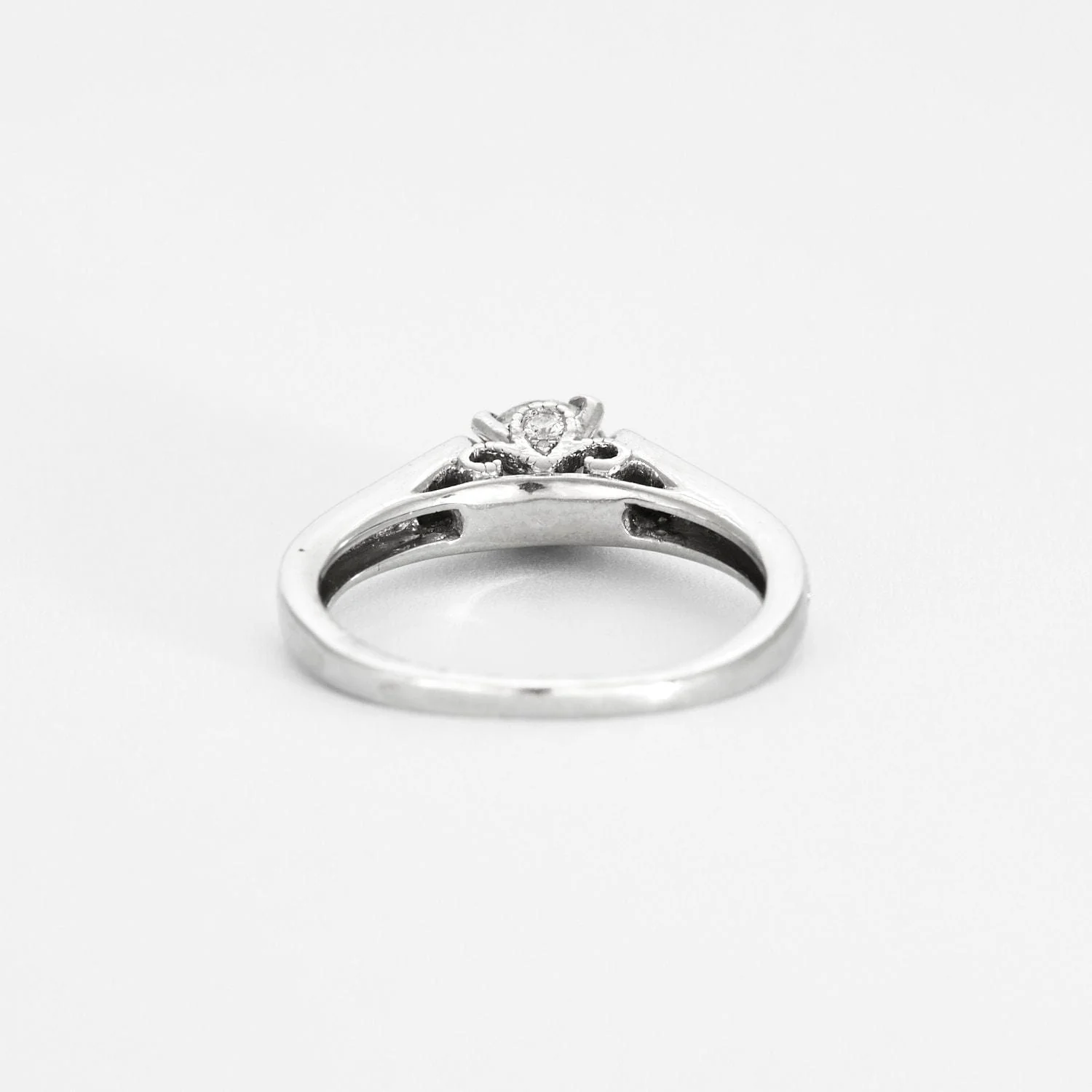 Solitaire ring in white gold and diamond
