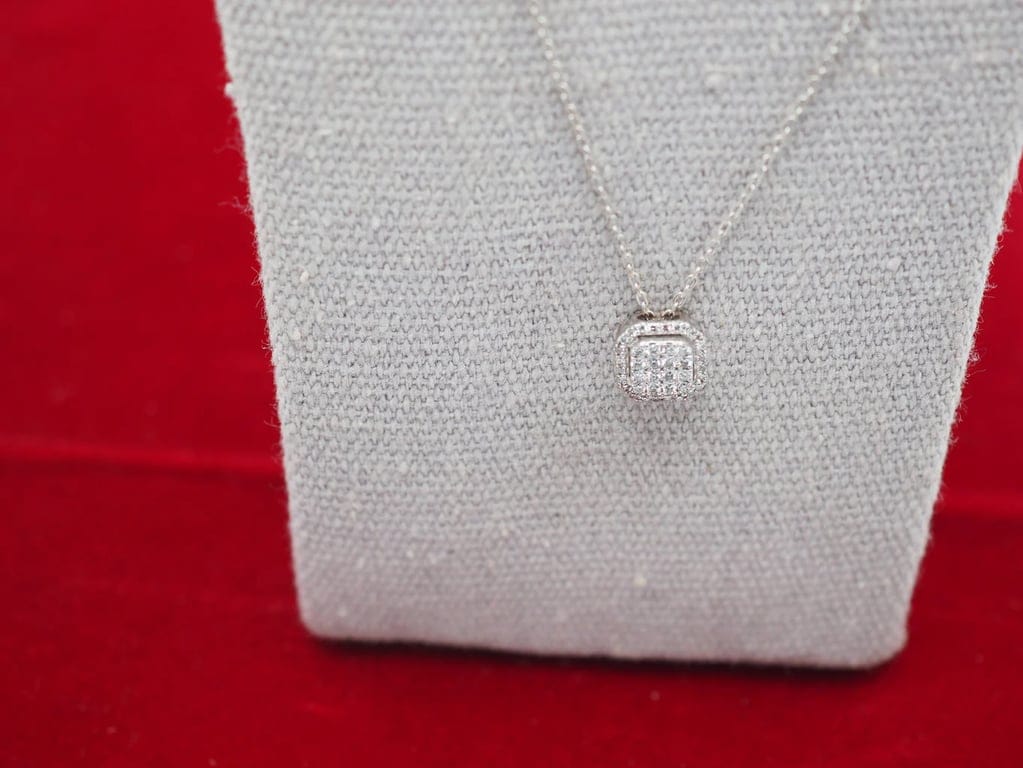 White gold and diamond pendant necklace - Image 2