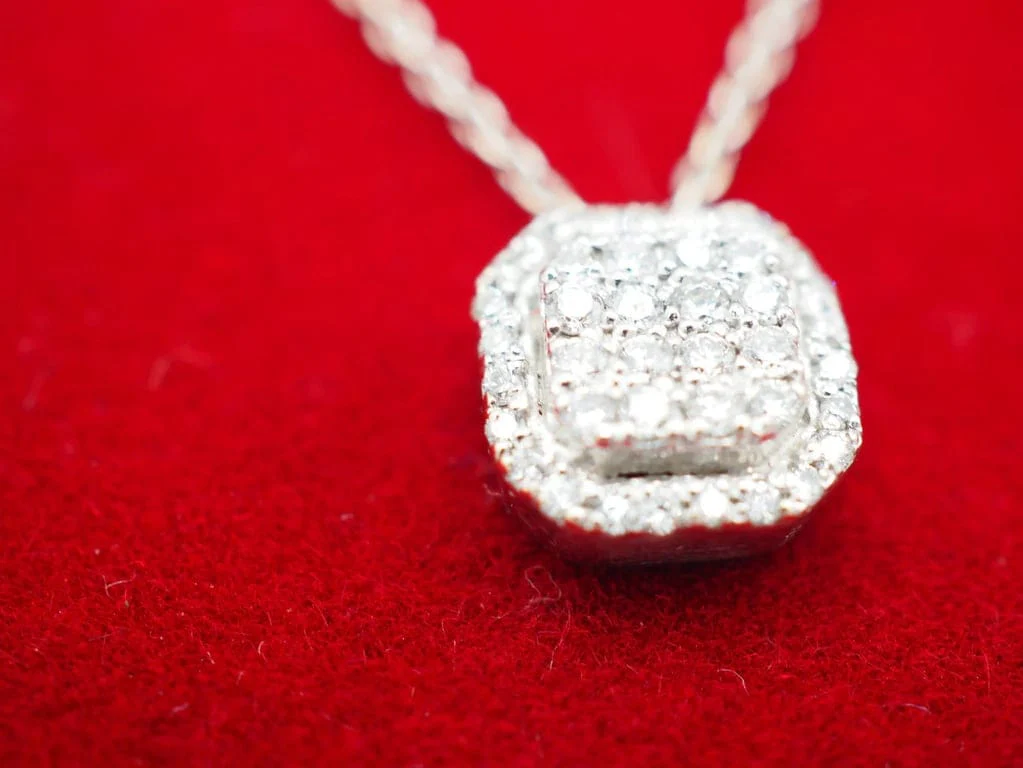 White gold and diamond pendant necklace - Image 4