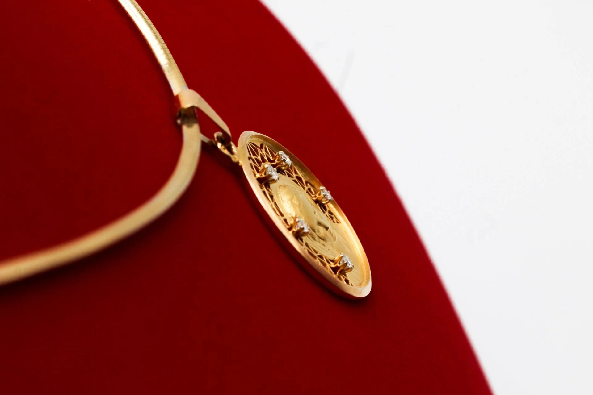 Large medal Virgin Mary yellow gold and diamonds - Image 2