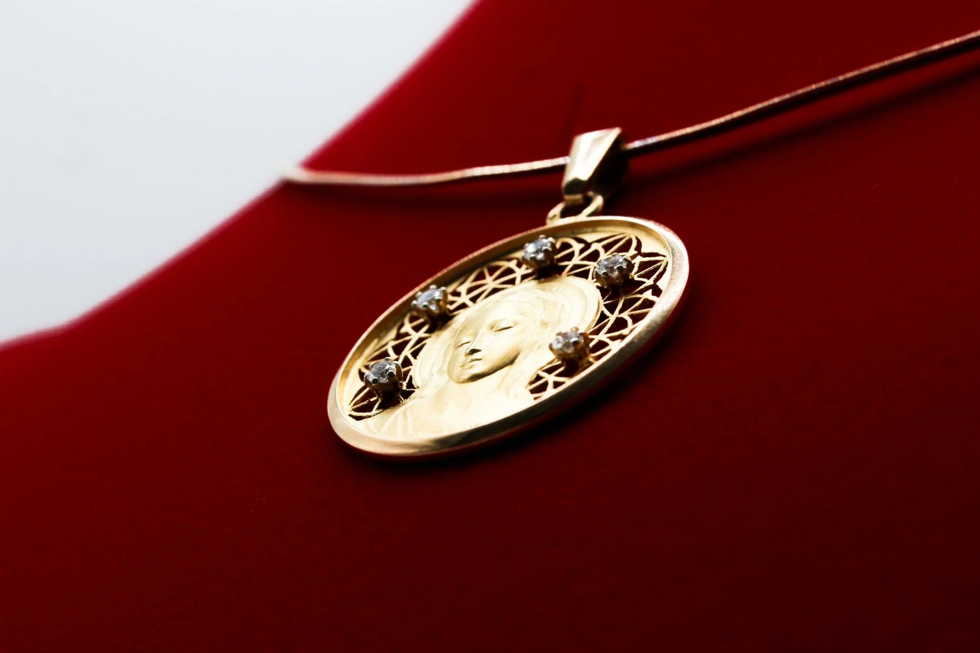 Large medal Virgin Mary yellow gold and diamonds - Image 6