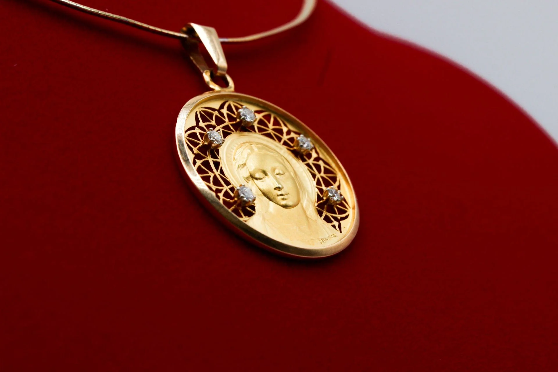 Large medal Virgin Mary yellow gold and diamonds - Image 8
