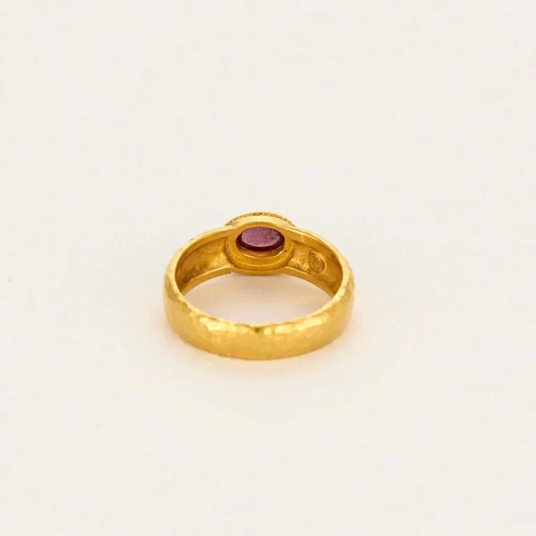Ωζa ring in brown yellow gold set with a pink spinel - Image 5