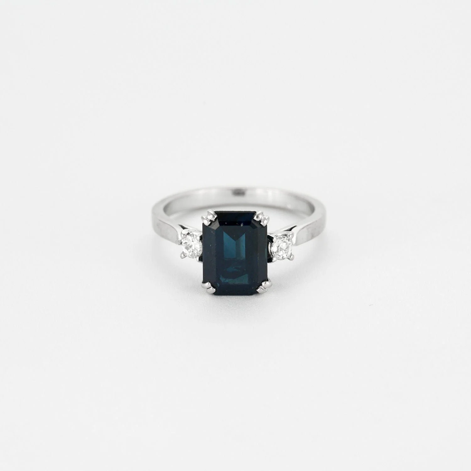 White gold sapphire and diamond ring - Image 3
