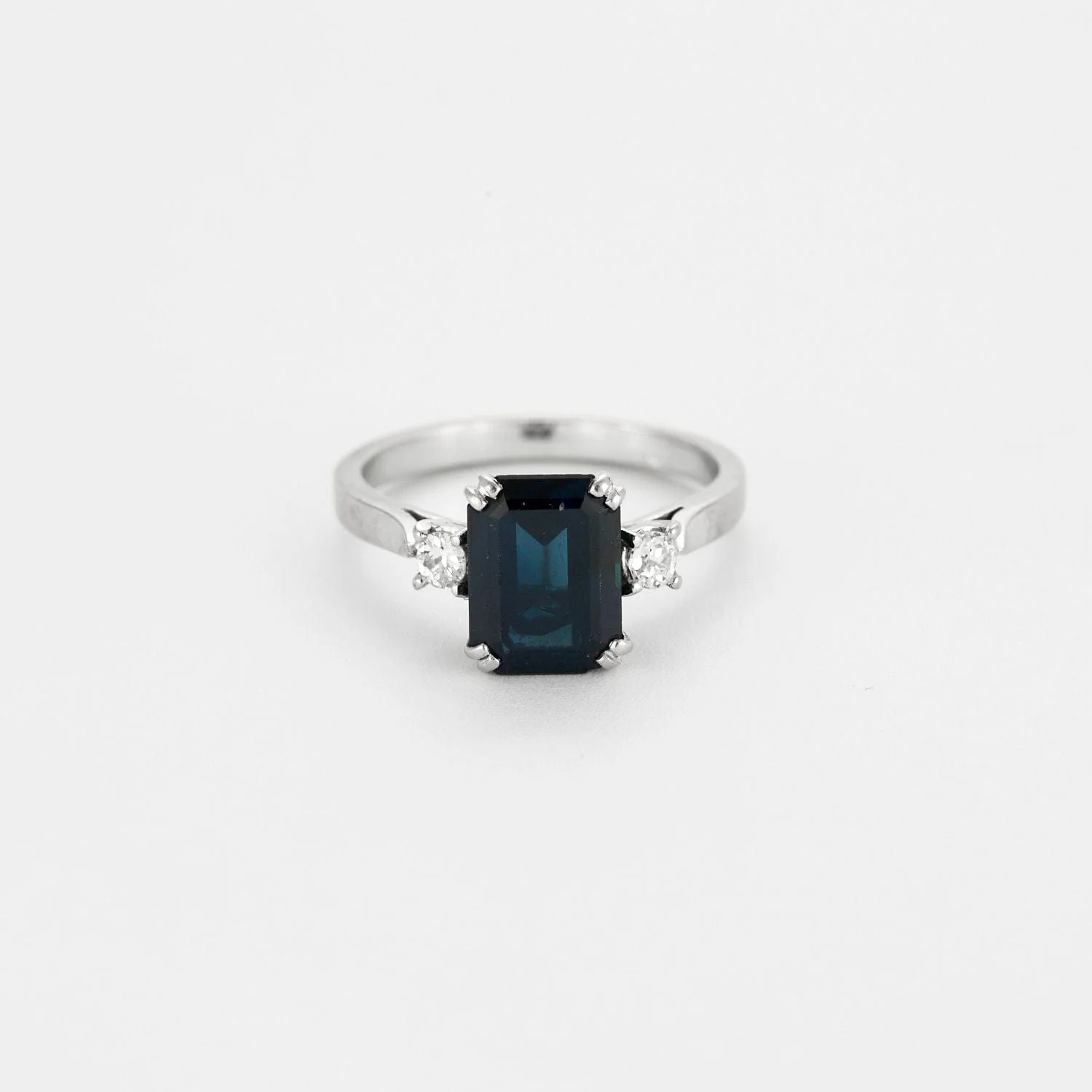 White gold sapphire and diamond ring - Image 6