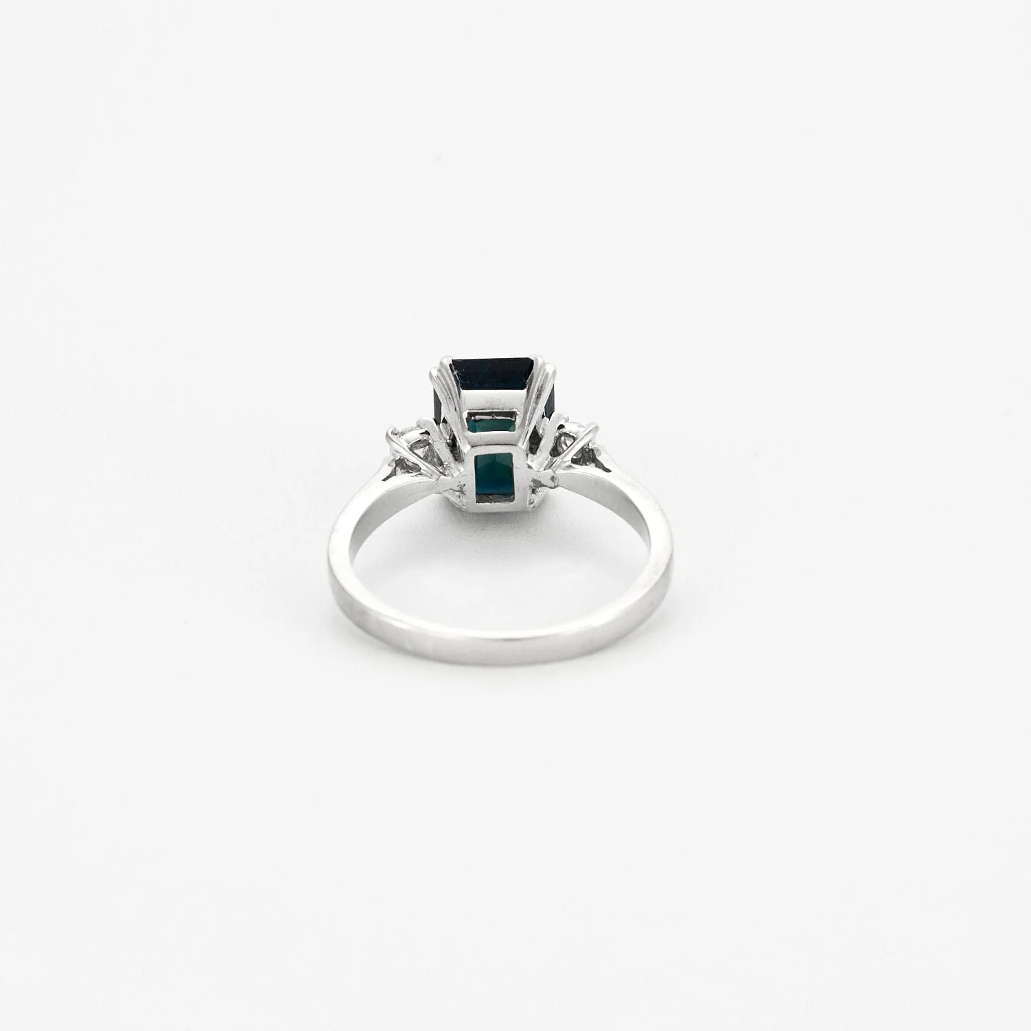 White gold sapphire and diamond ring - Image 8
