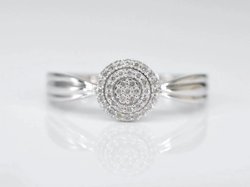 White gold entourage ring with diamonds - Image 3