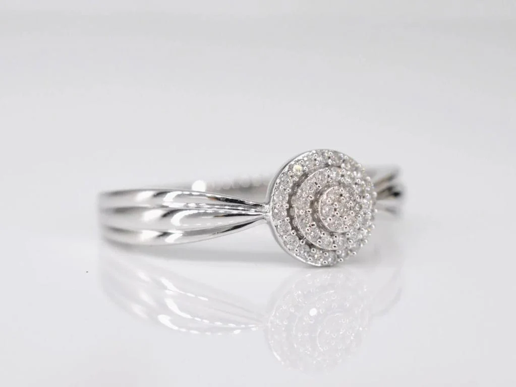 White gold entourage ring with diamonds - Image 4