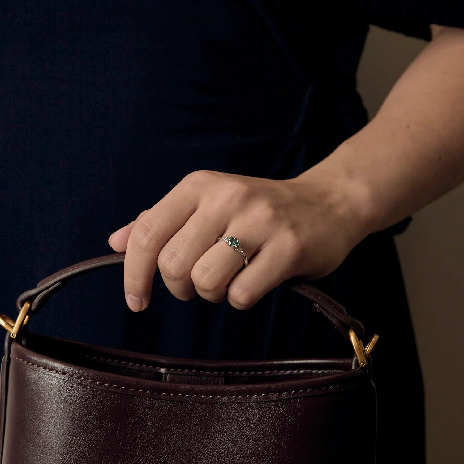 Ring Solitaire in white gold, green sapphire and diamonds - Image 2