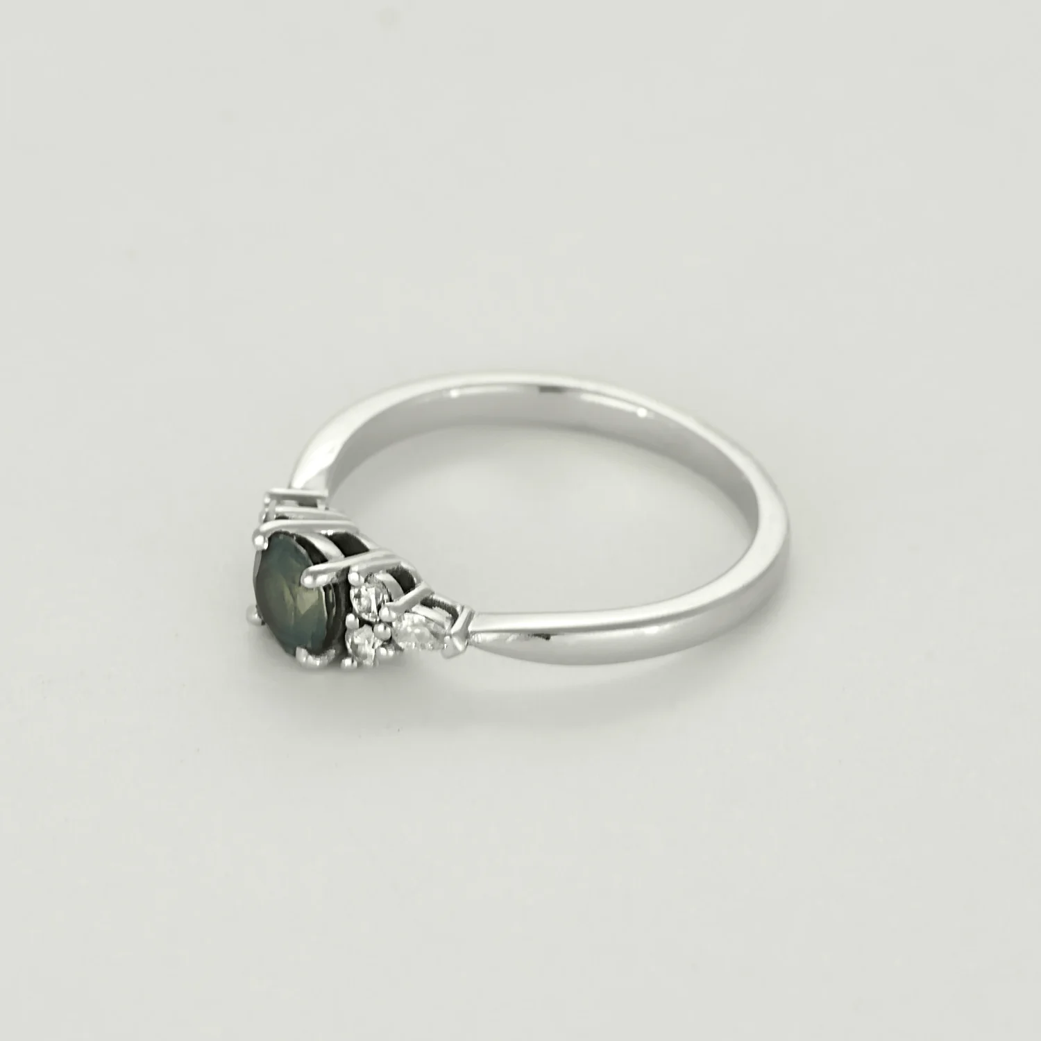 Ring Solitaire in white gold, green sapphire and diamonds - Image 3