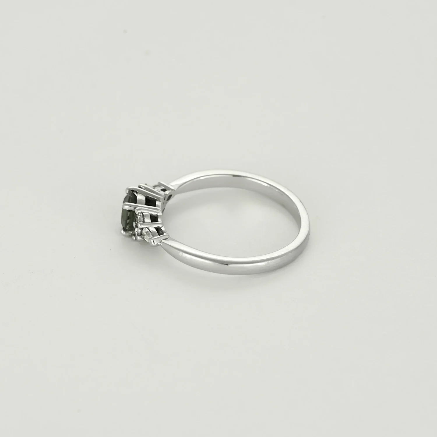 Ring Solitaire in white gold, green sapphire and diamonds - Image 4