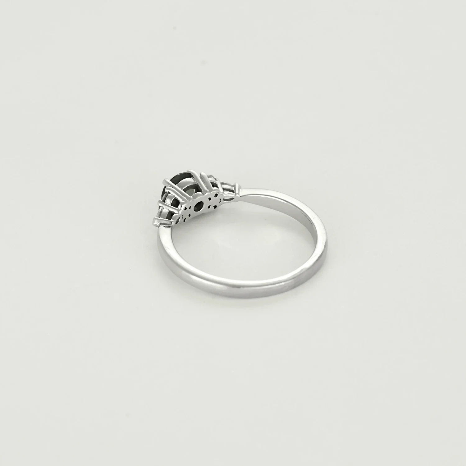Ring Solitaire in white gold, green sapphire and diamonds - Image 5