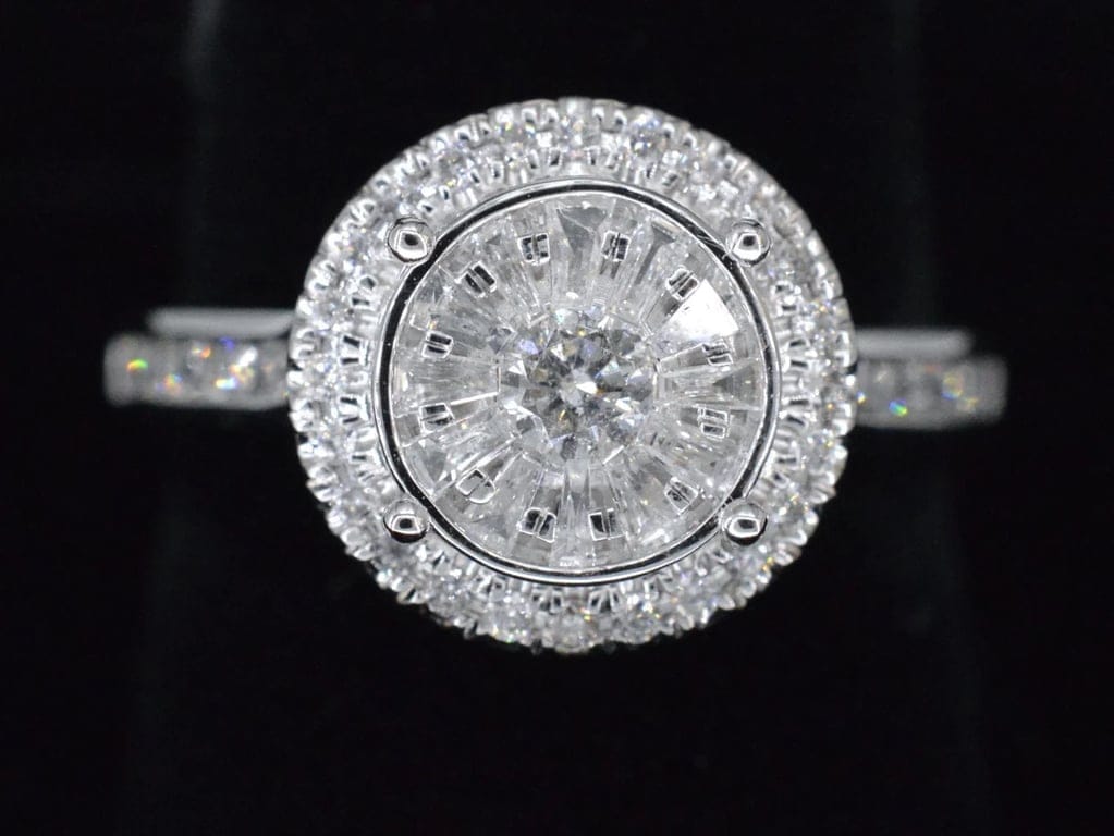 White gold entourage ring with diamonds - Image 4