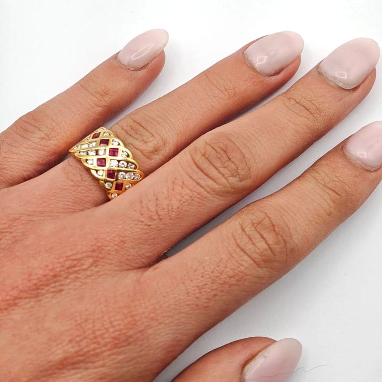 Yellow gold ring, diamonds and rubies - Image 2