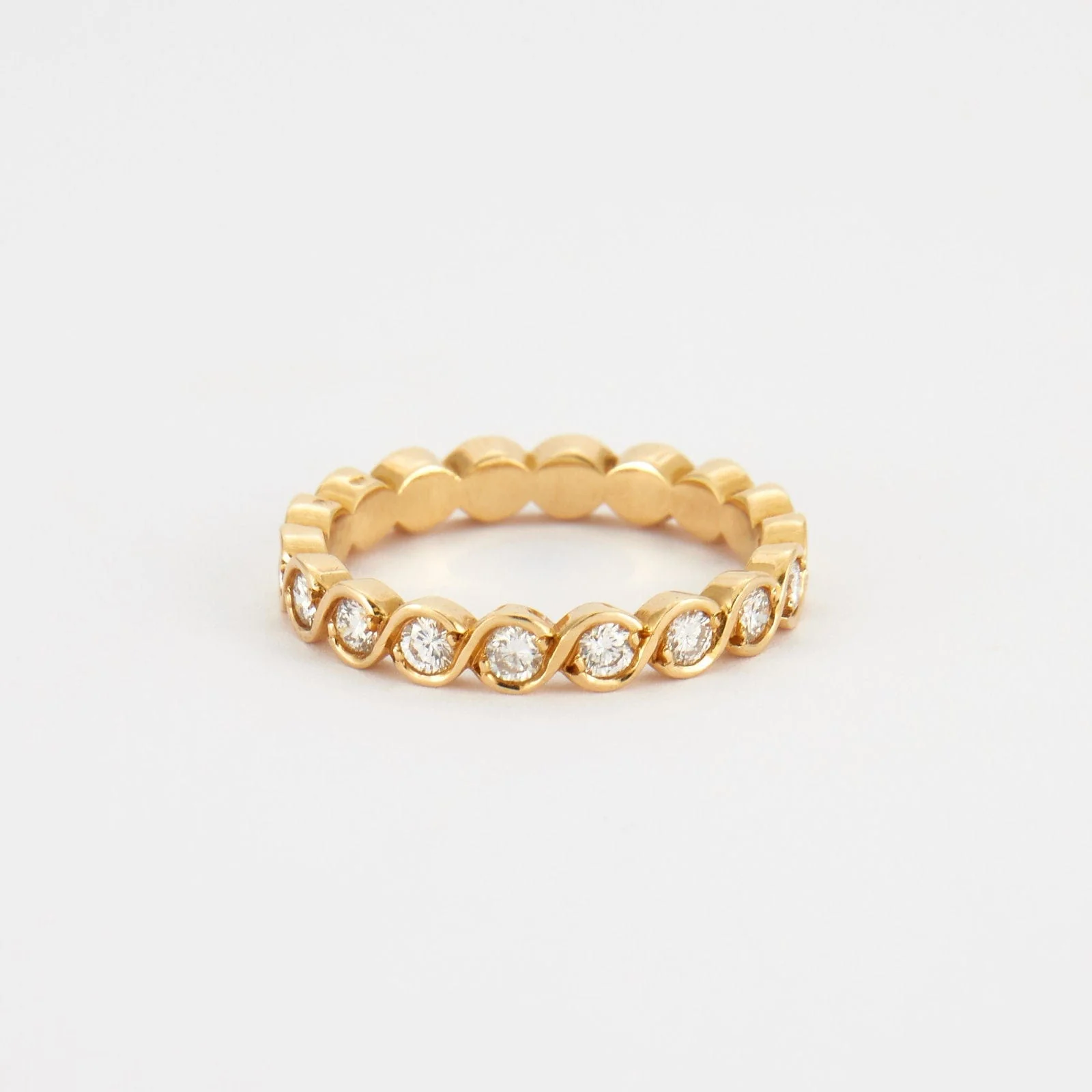 Yellow gold wedding ring with 10 diamonds - Image 2