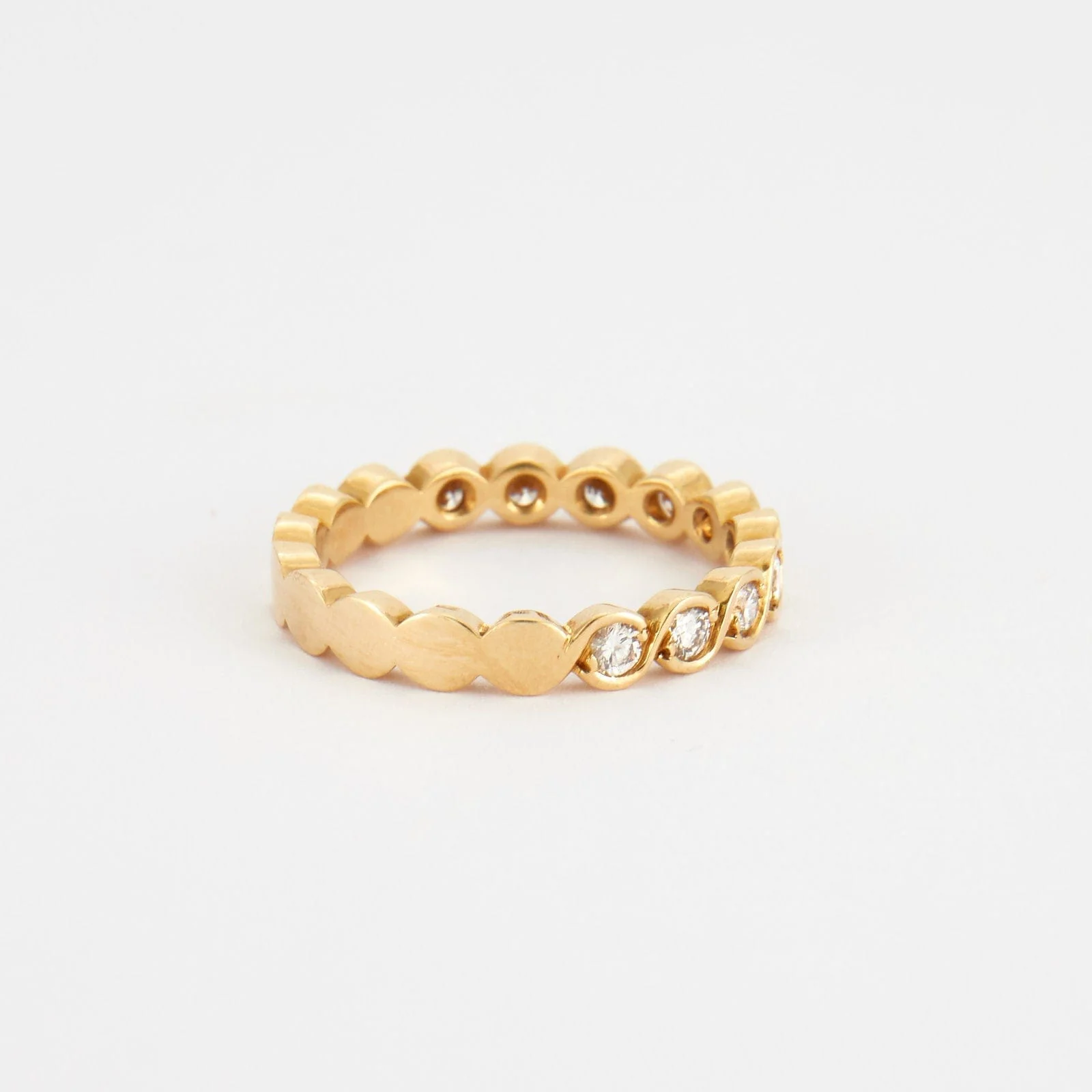 Yellow gold wedding ring with 10 diamonds - Image 6