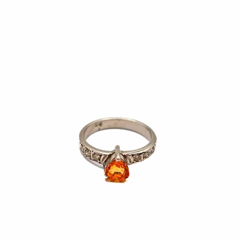 White gold ring, heart-shaped sapphire and diamond 