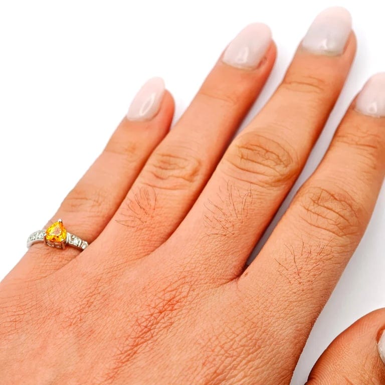 White gold ring, heart-shaped sapphire and diamond  - Image 2