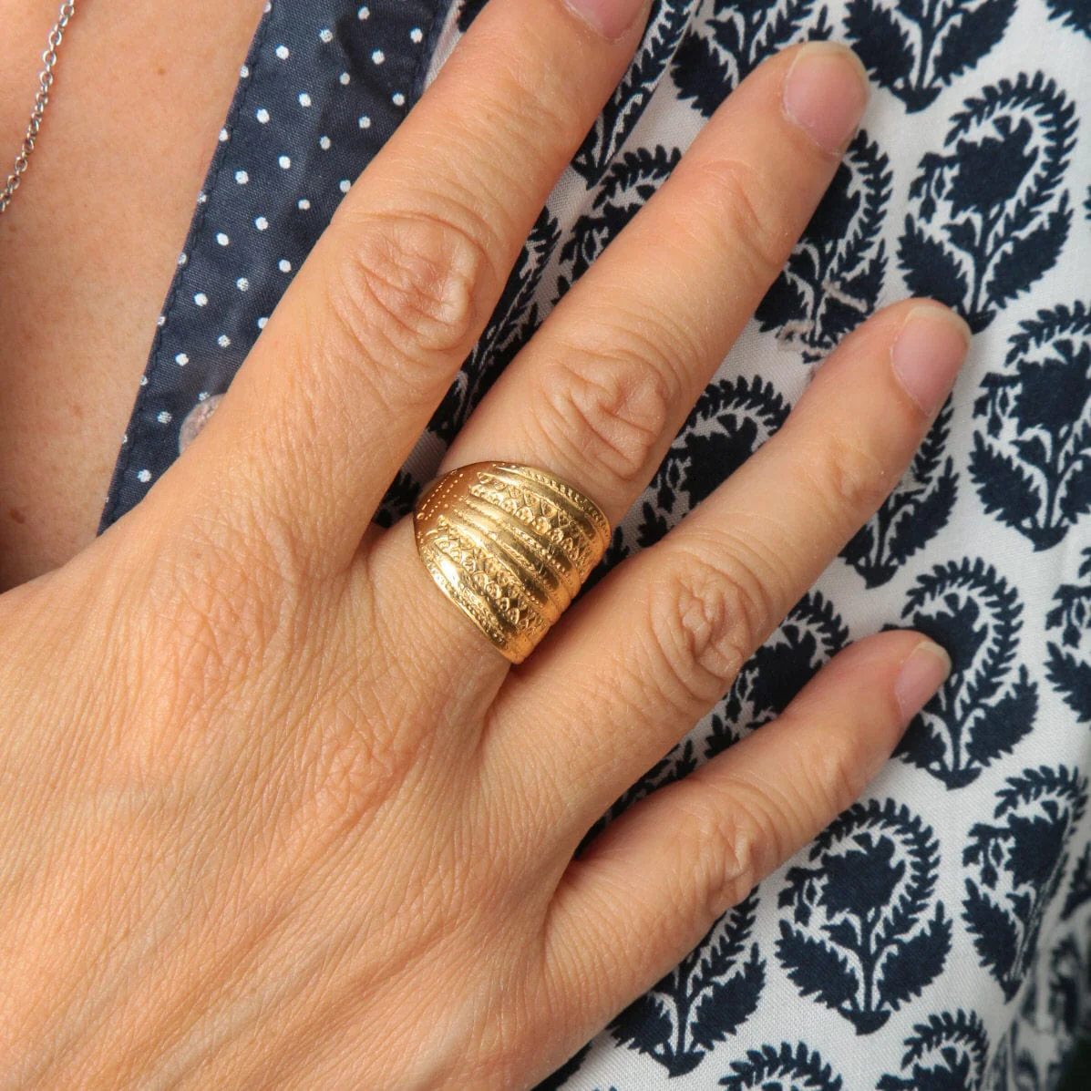 Engraved yellow gold ring - Image 2