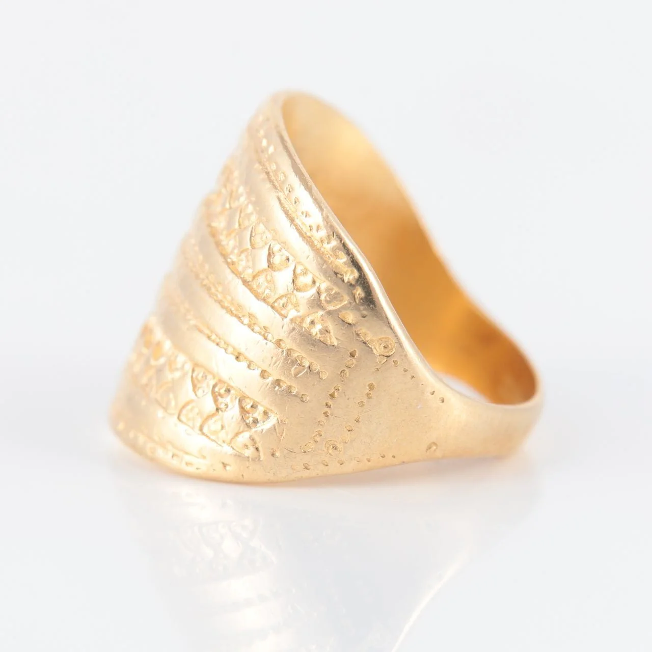 Engraved yellow gold ring - Image 5