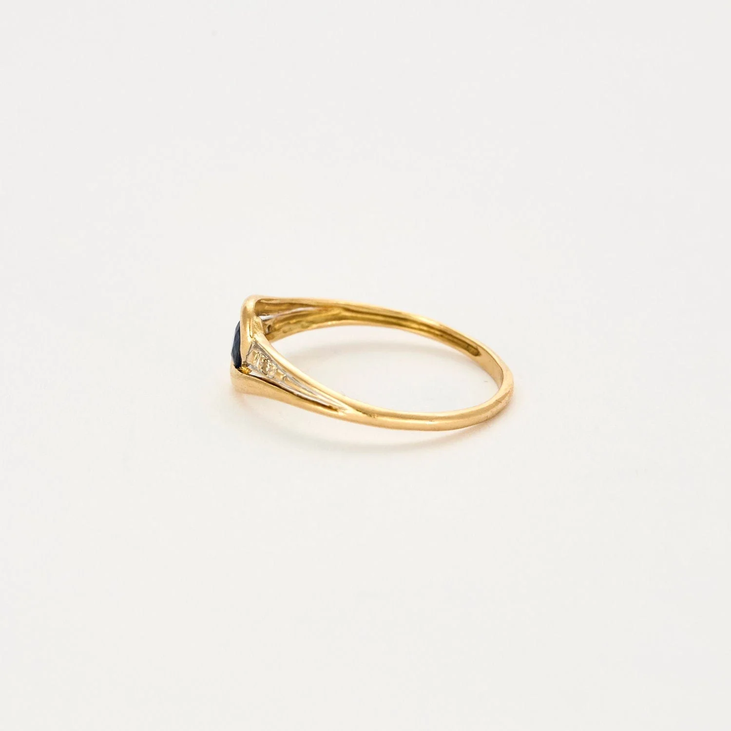 Union yellow gold ring