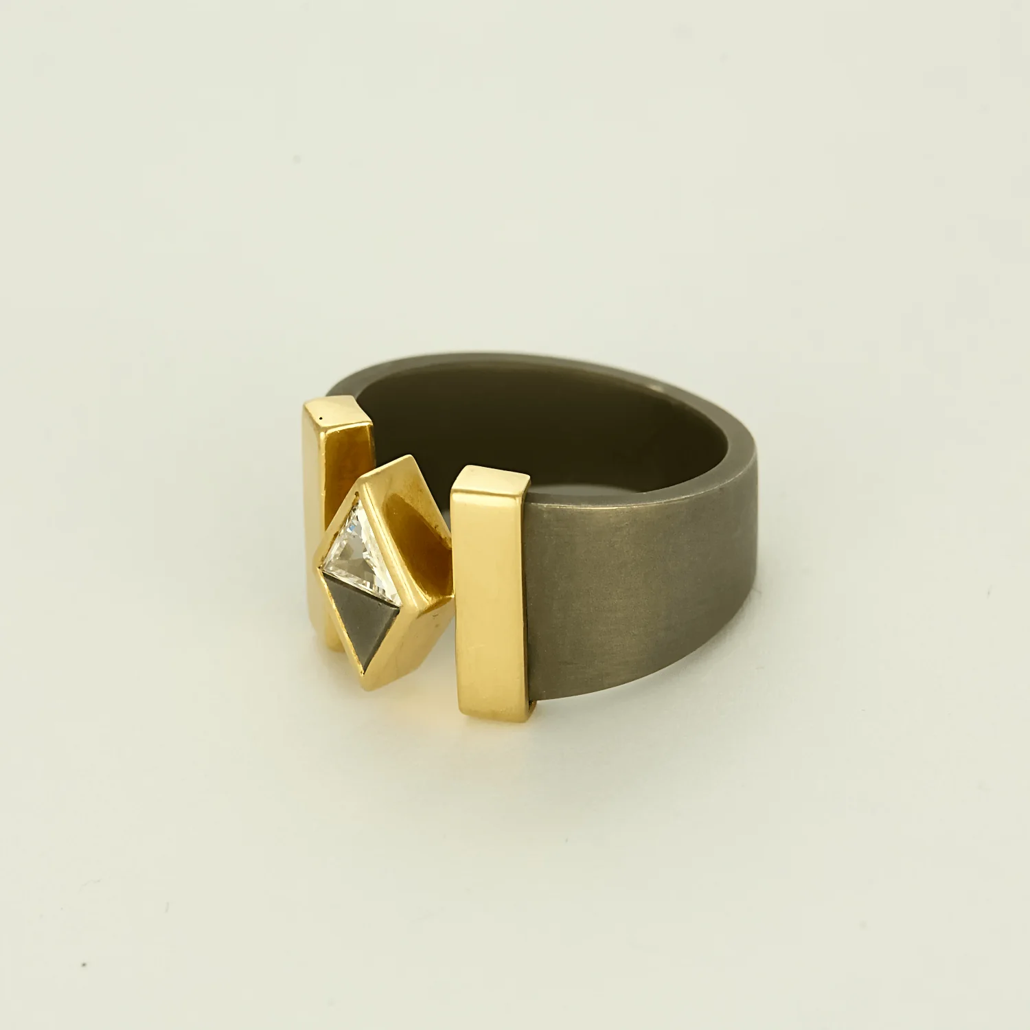 Ring in yellow gold, titanium and diamonds - Image 3
