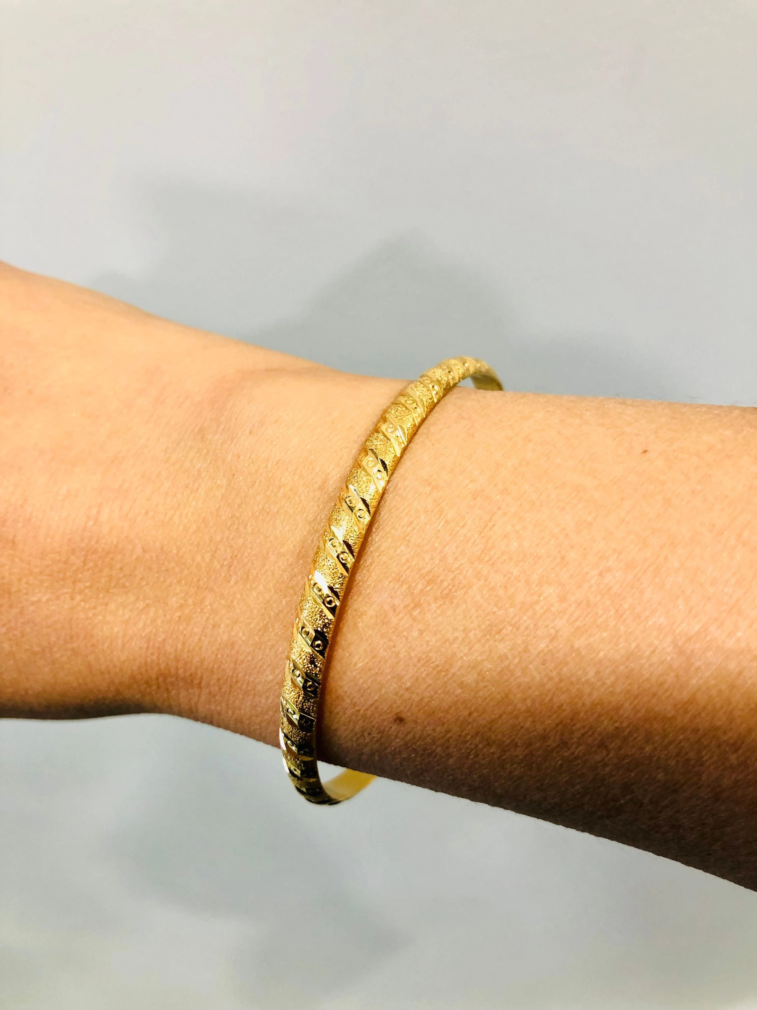 Yellow gold chiseled bangle bracelet - Image 2