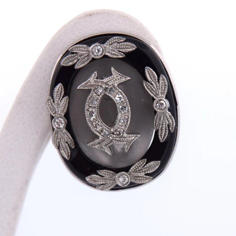 Vintage earrings in platinum adorned with onyx, rock crystal, and diamonds  - Image 7