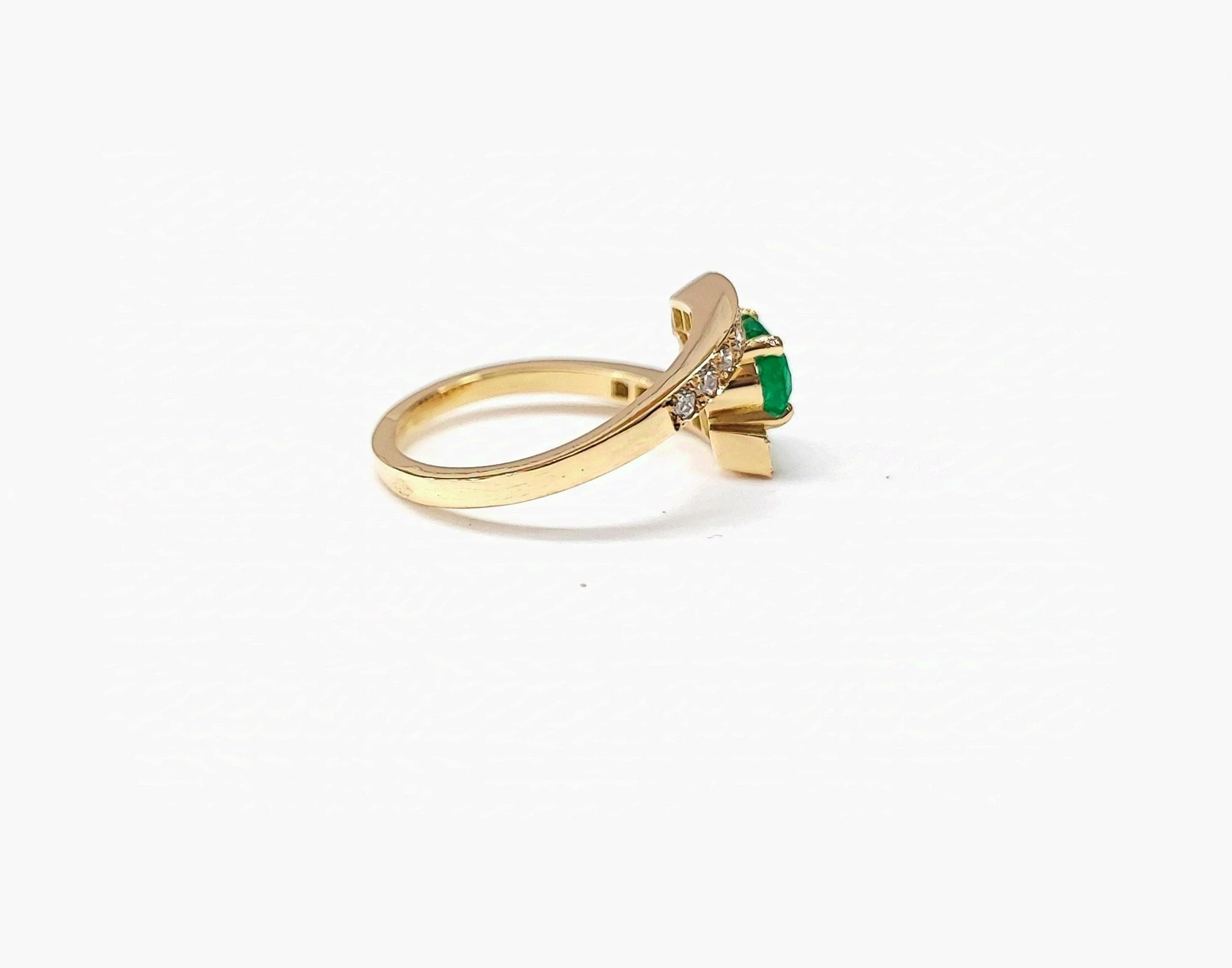 Yellow gold emerald and diamond ring - Image 3