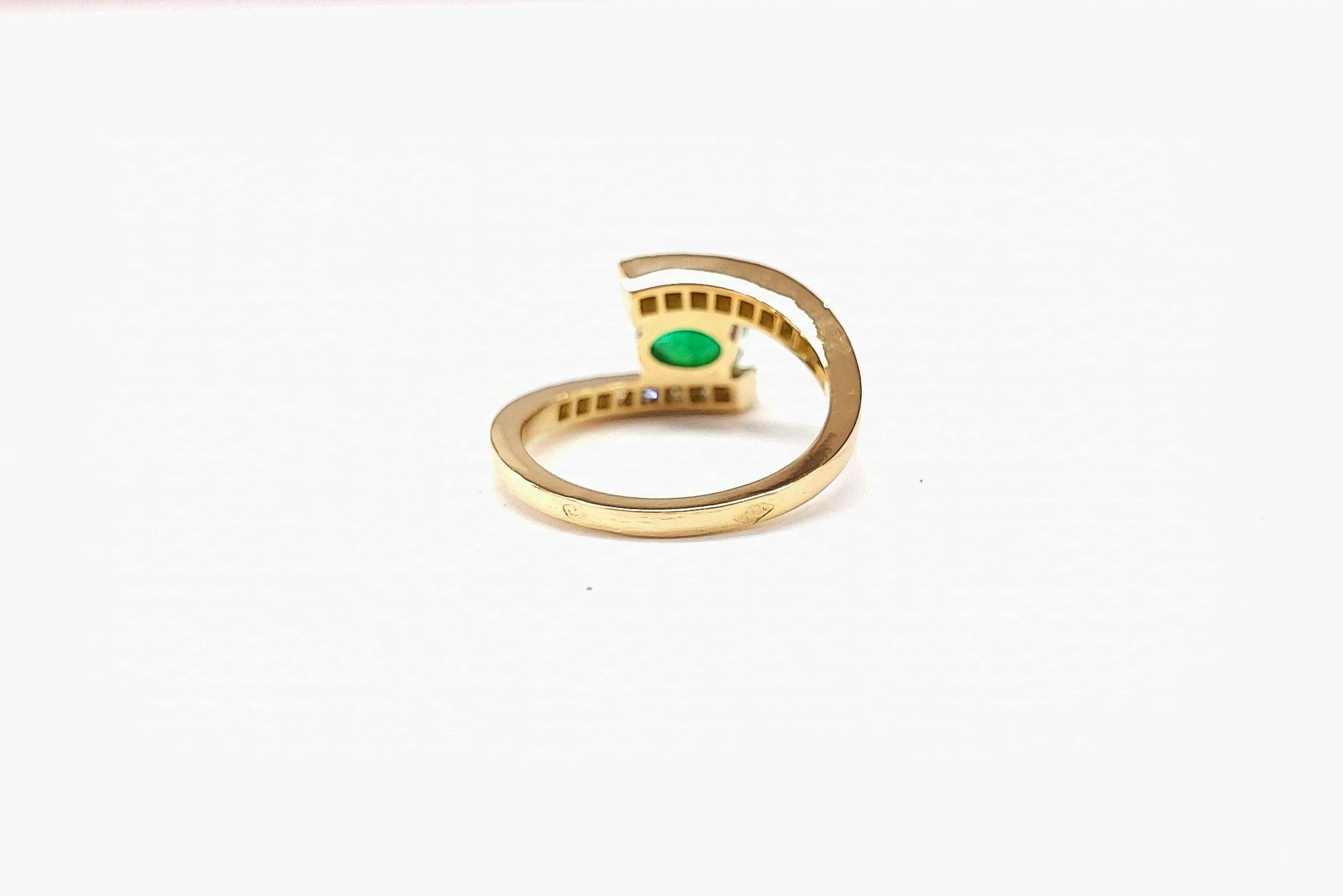 Yellow gold emerald and diamond ring - Image 5