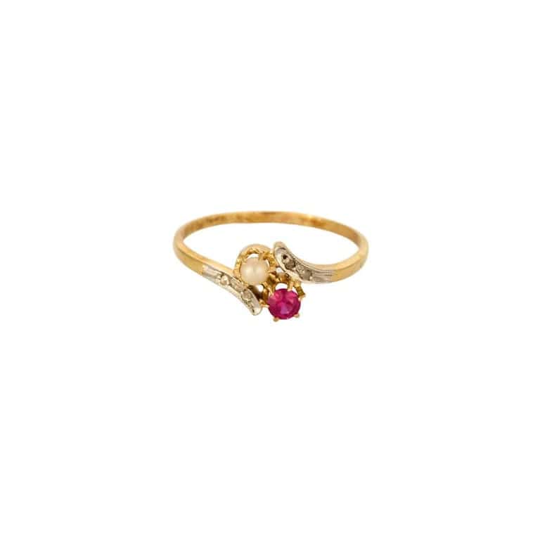The timeless ring in yellow gold, white gold, rubies, diamonds and cultured pearl