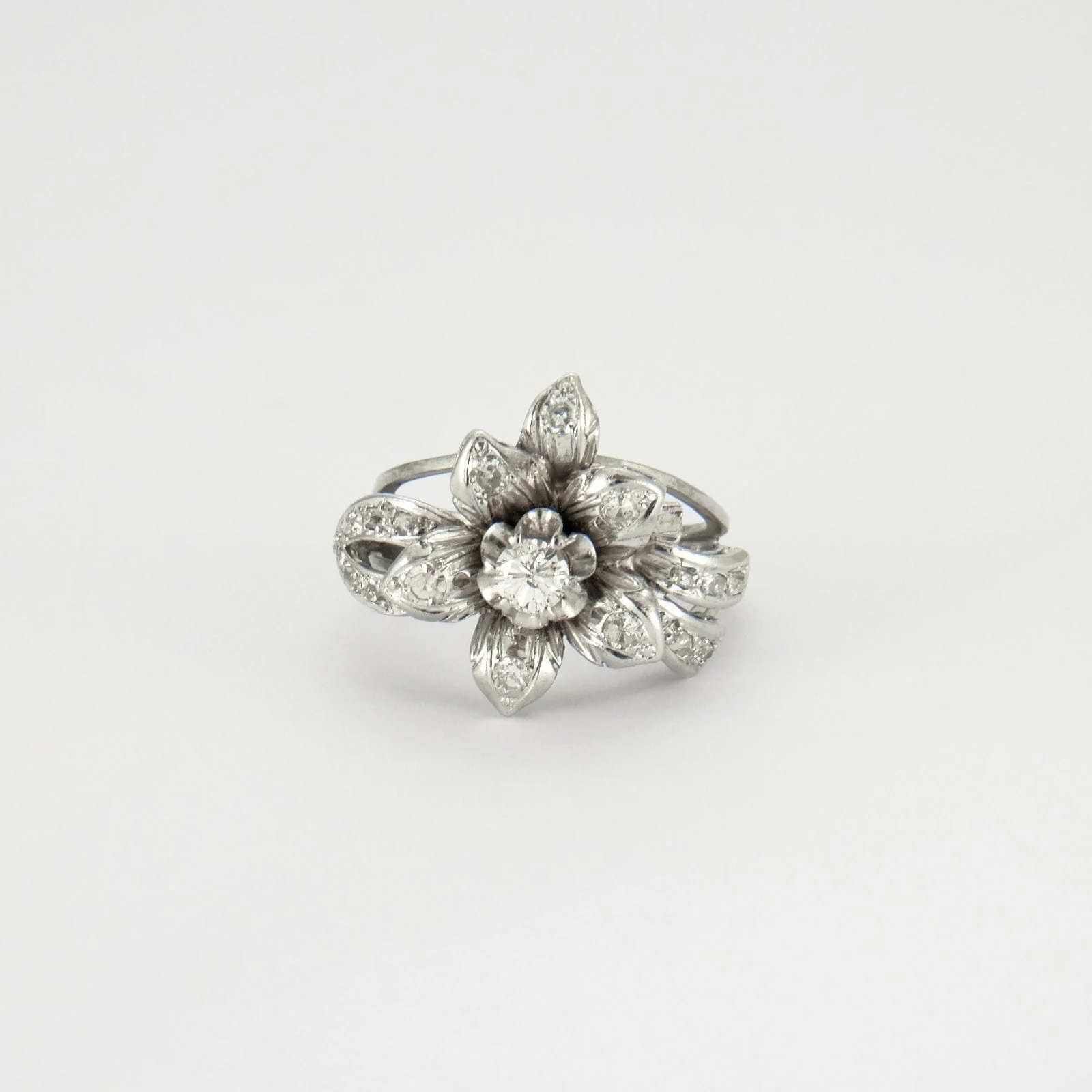 Ring platinum, diamonds - Image 4