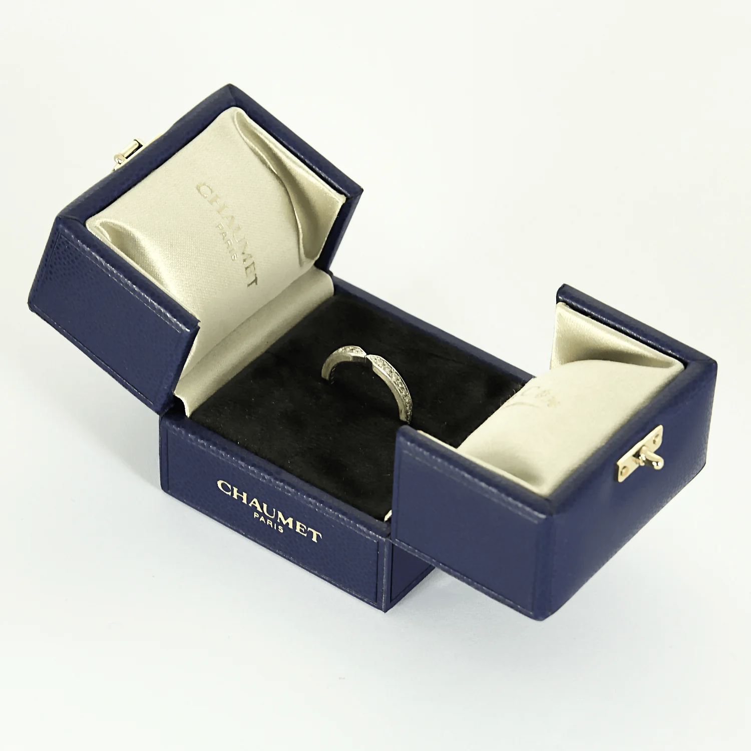 CHAUMET - Triumph - Wedding band in platinum and diamonds  - Image 3
