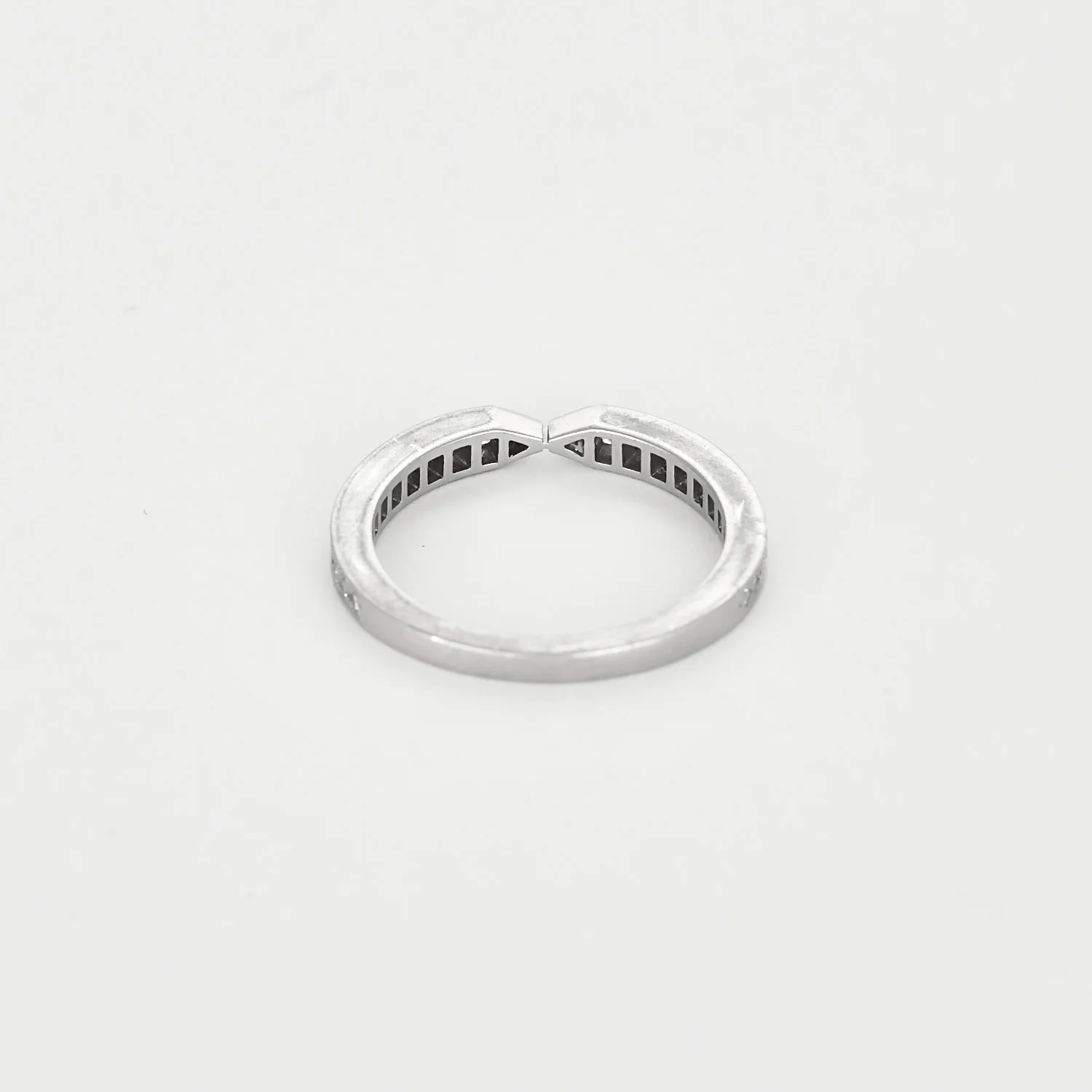 CHAUMET - Triumph - Wedding band in platinum and diamonds  - Image 7