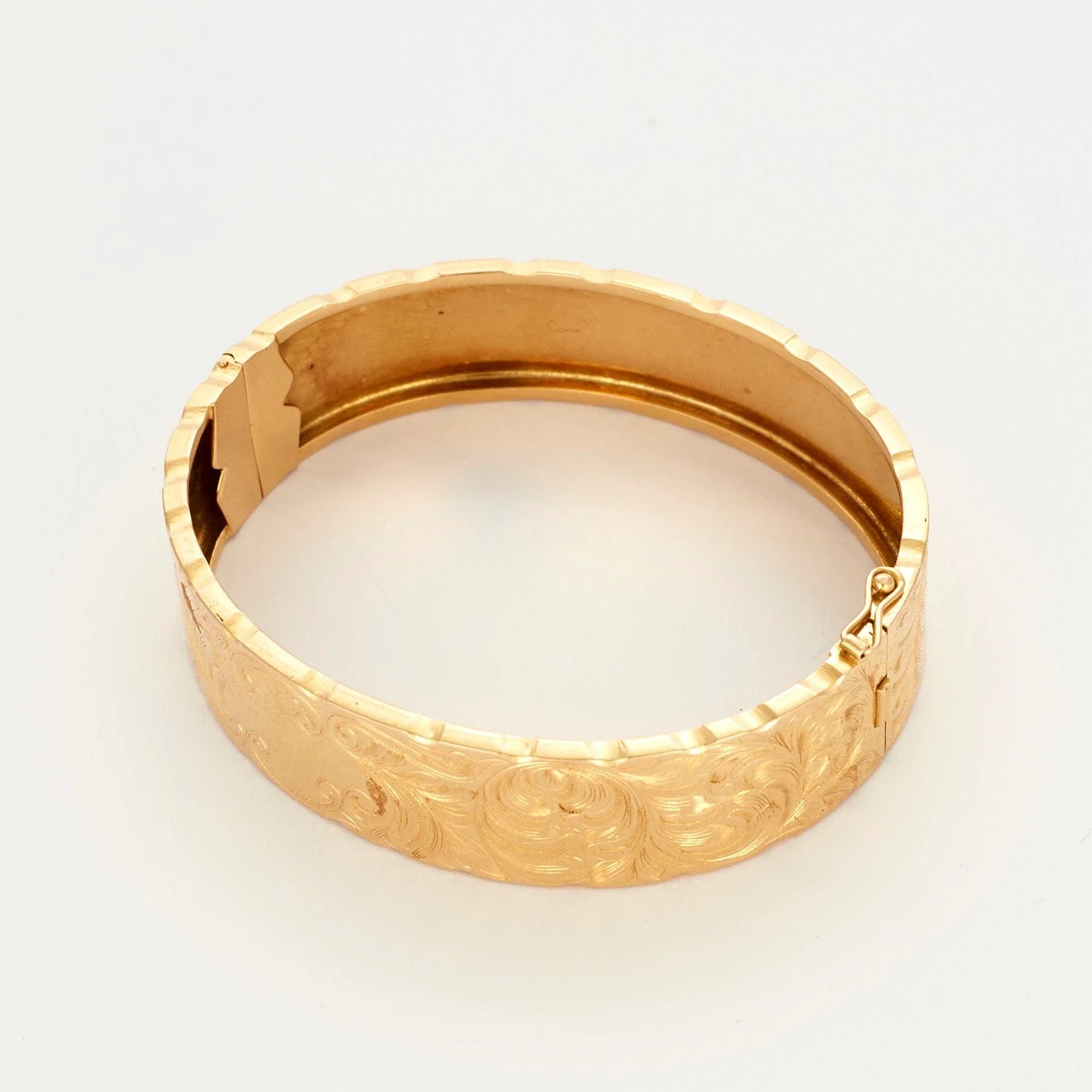 Yellow gold bangle bracelet