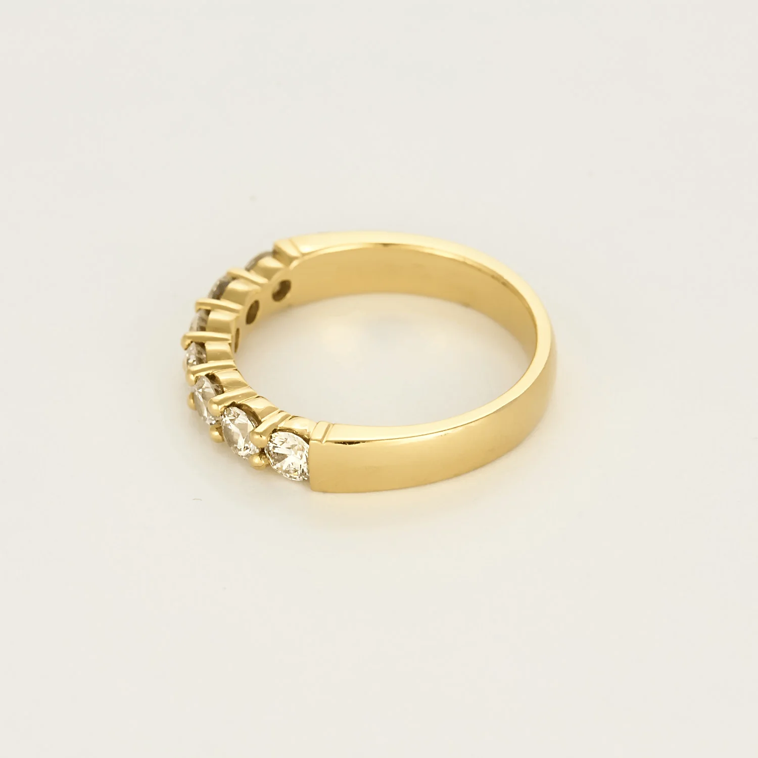 Wedding band semi pavé in yellow gold and diamonds  - Image 4