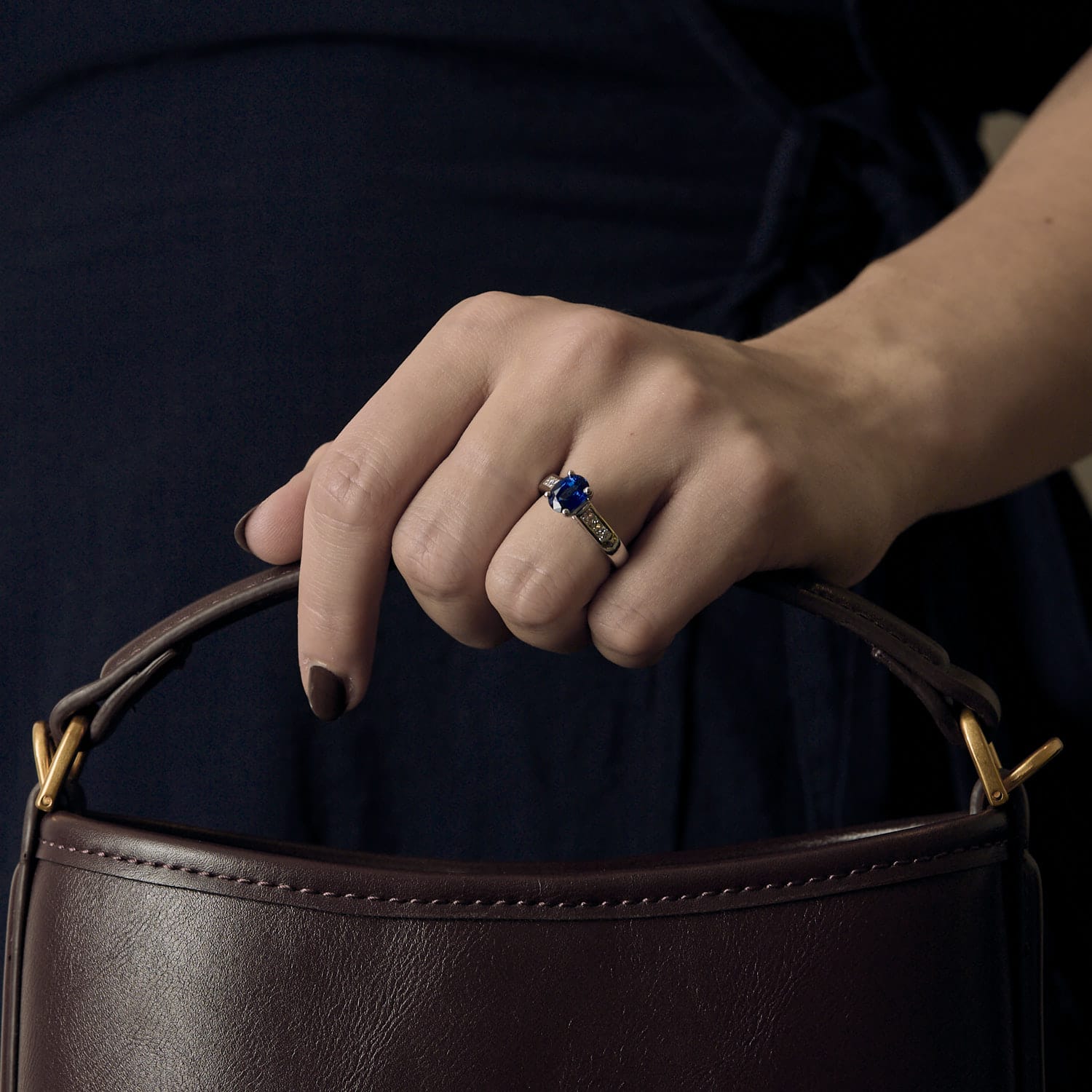 White gold ring with sapphire and diamonds  - Image 2