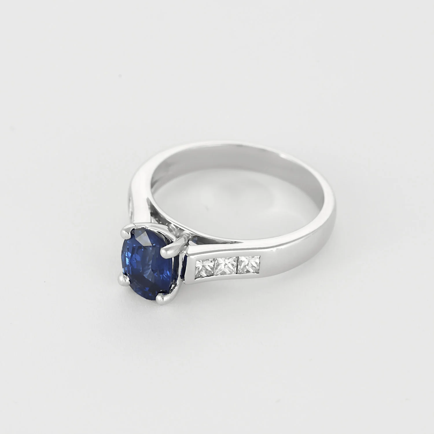 White gold ring with sapphire and diamonds  - Image 3
