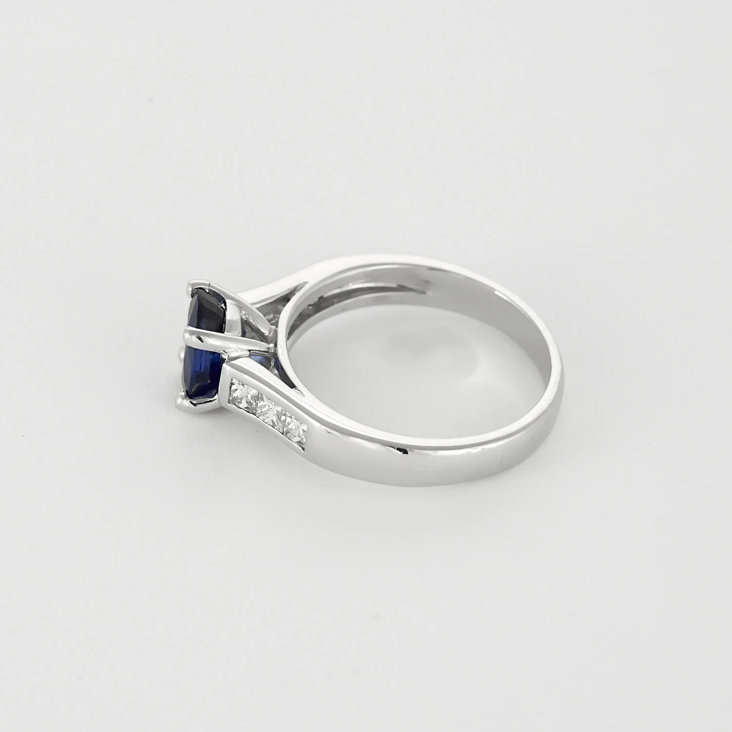 White gold ring with sapphire and diamonds  - Image 4