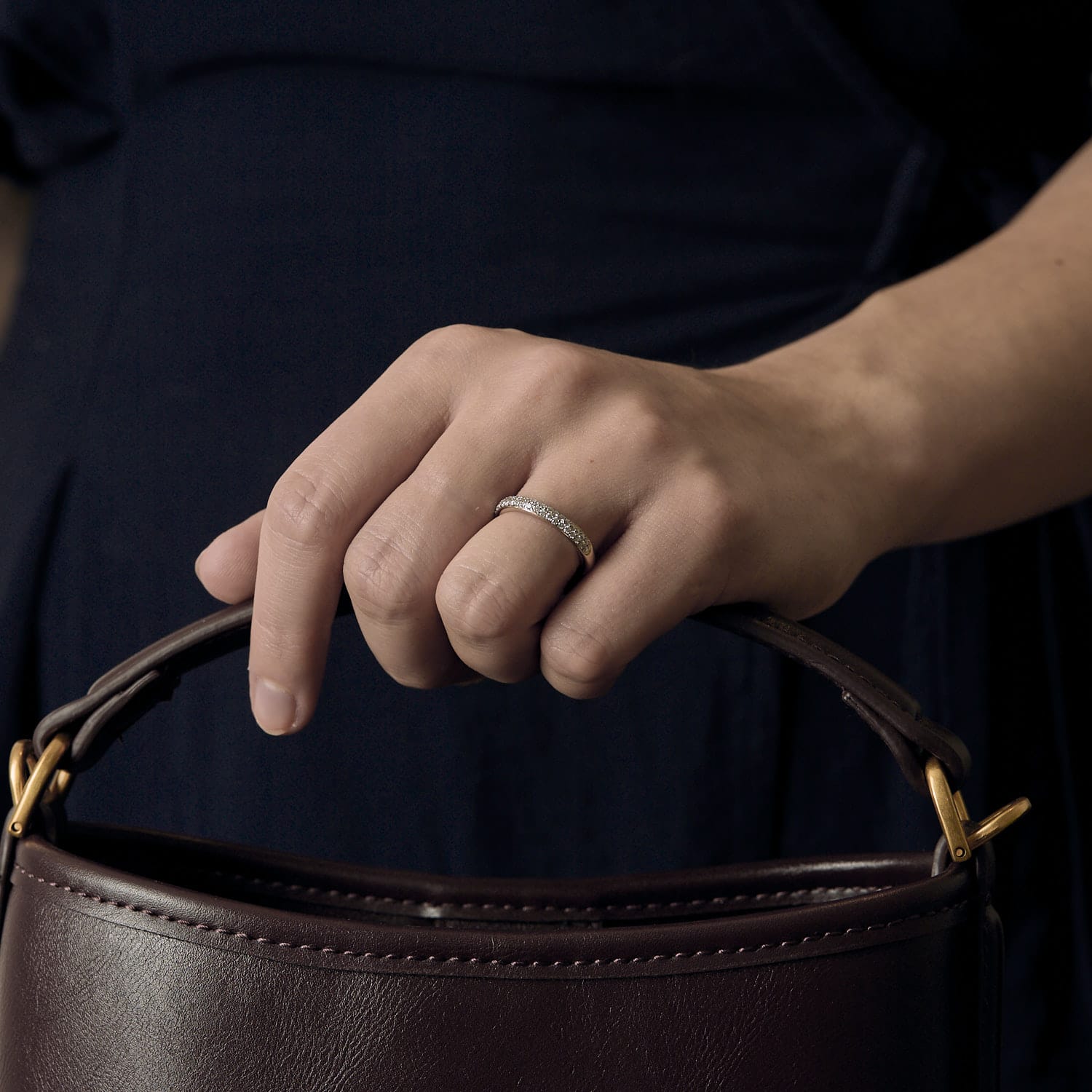Wedding band in white gold and diamonds - Image 2