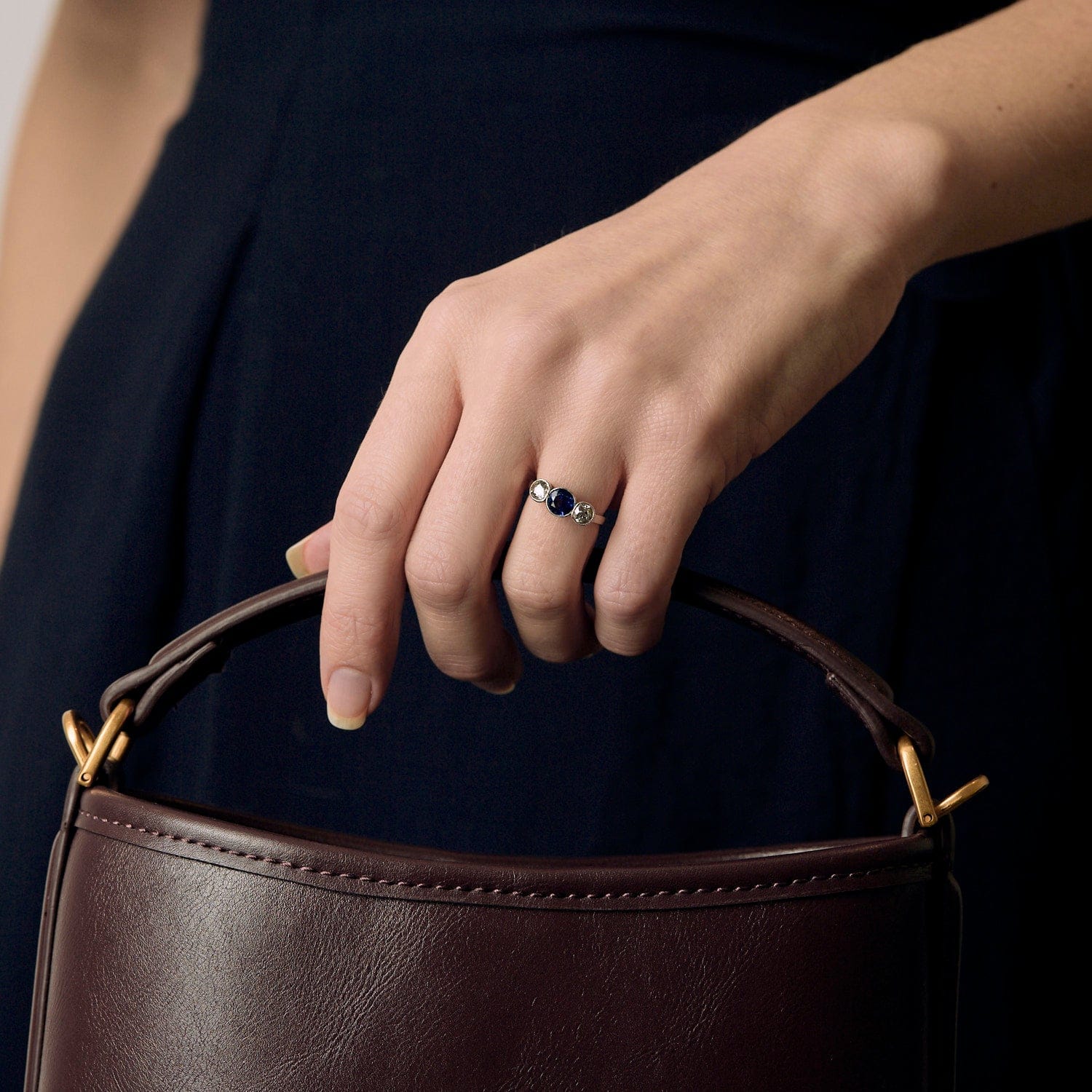 Ring in white gold, platinum, sapphire and diamonds  - Image 2