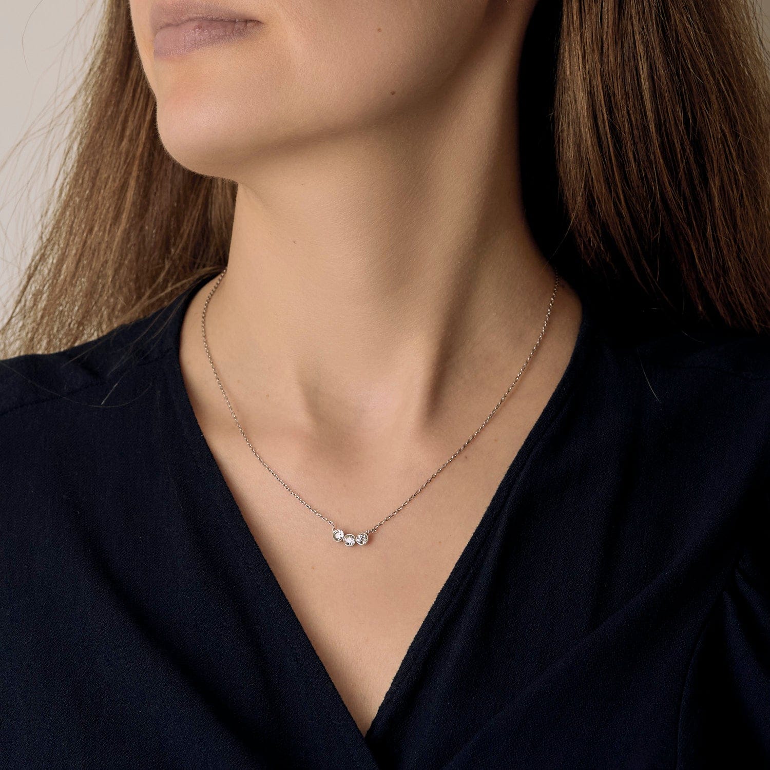 Necklace in gray gold, platinum and three diamonds.  - Image 2