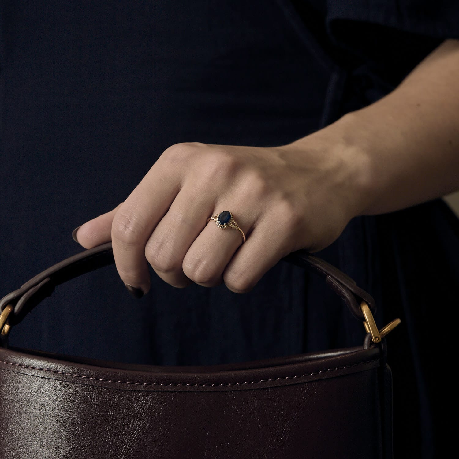 Solitaire ring in yellow gold, sapphire, and diamonds - Image 2