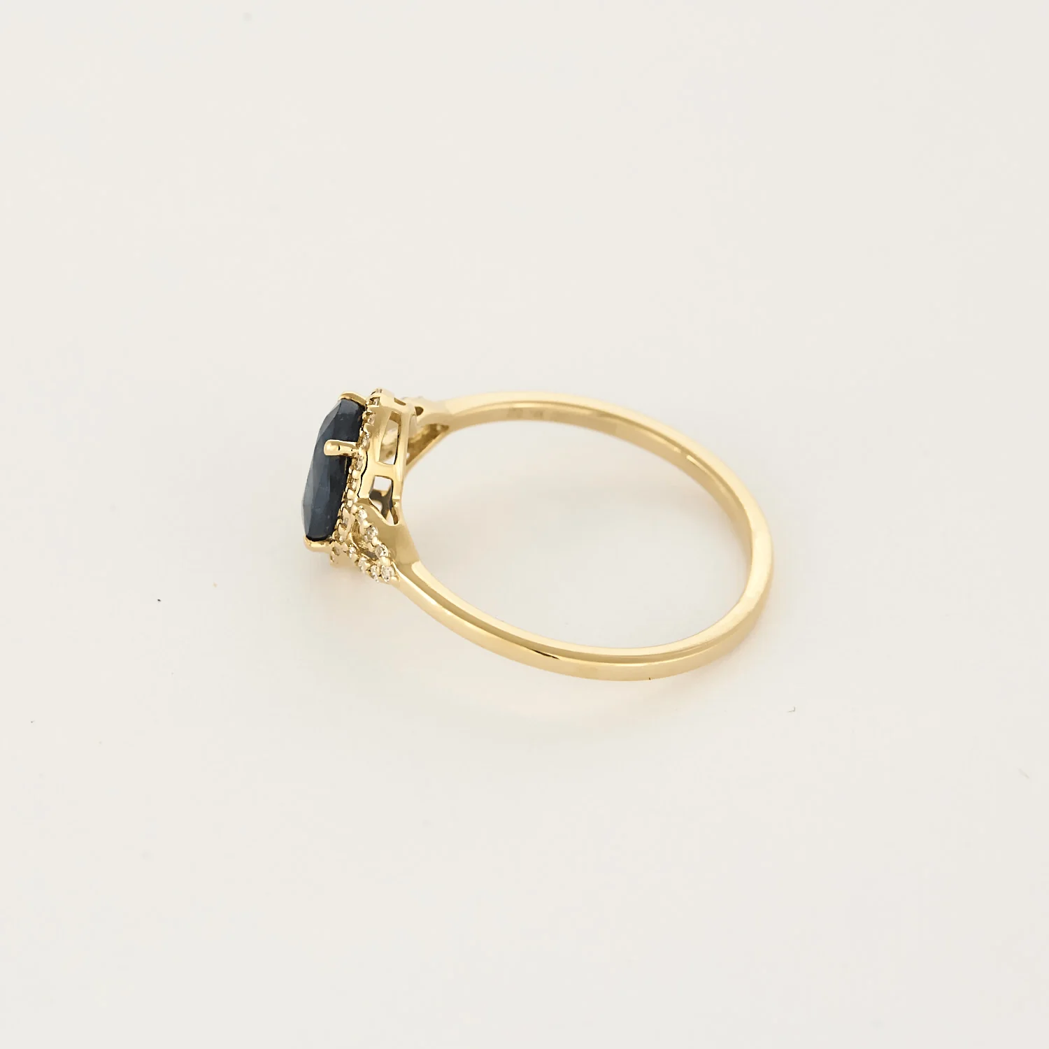 Solitaire ring in yellow gold, sapphire, and diamonds - Image 5