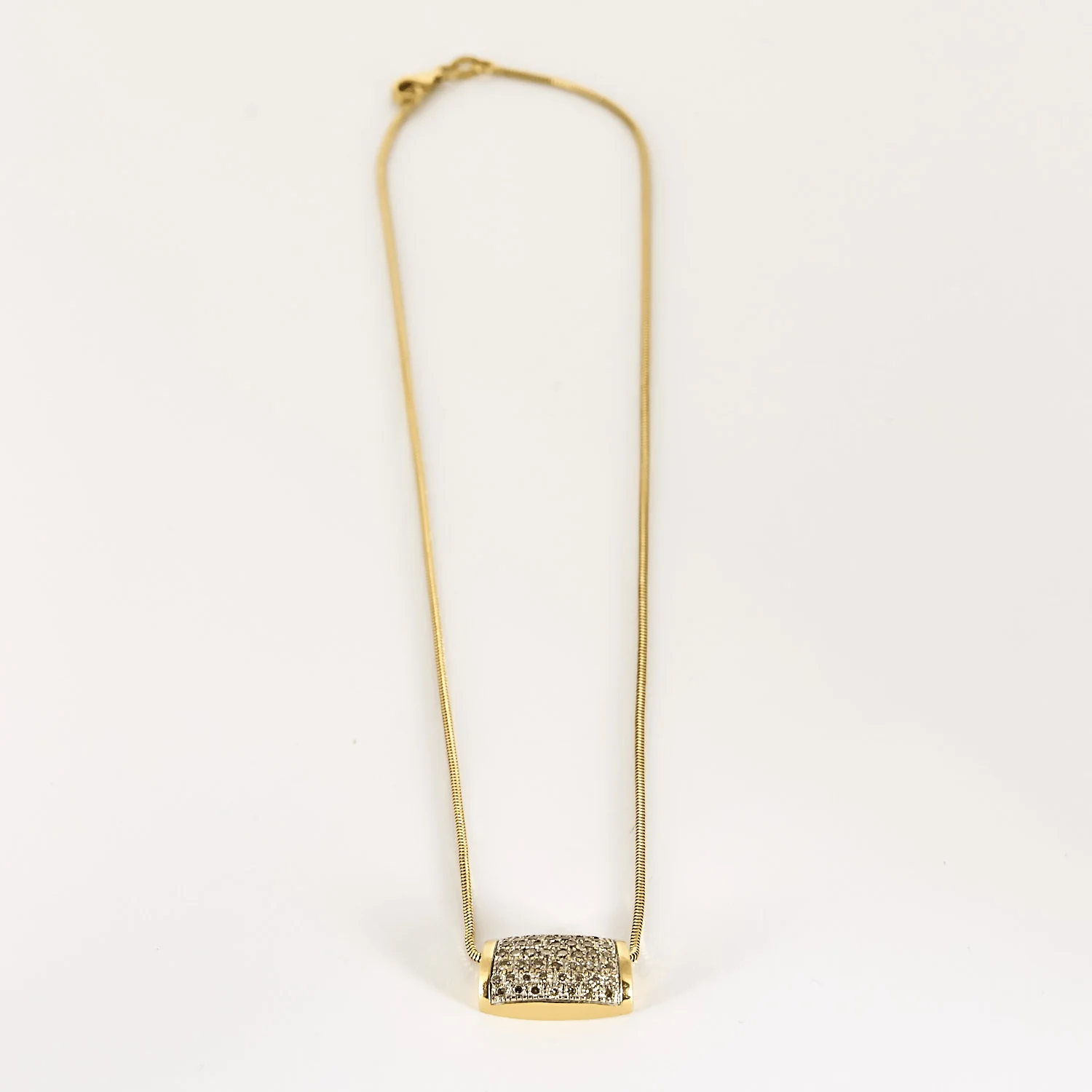 Yellow gold chain holding a diamond pendant  - Image 3