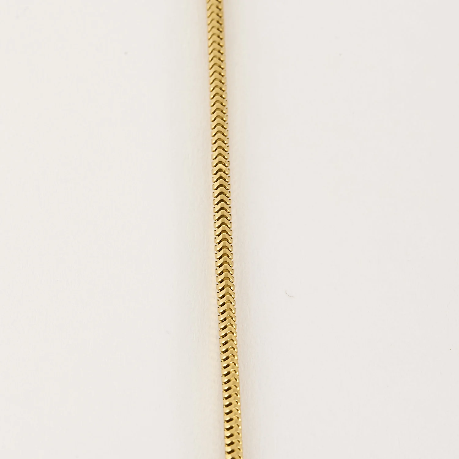 Yellow gold chain holding a diamond pendant  - Image 4