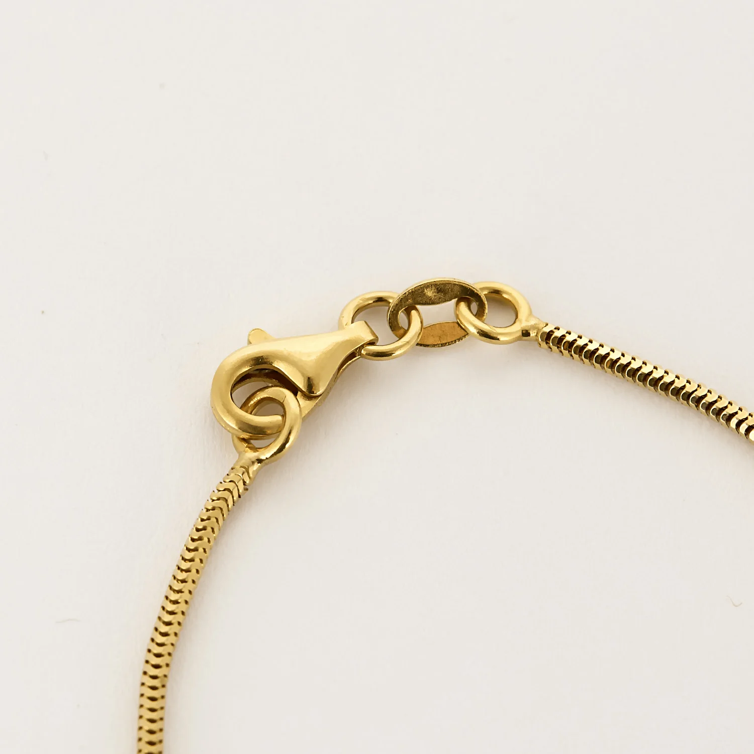 Yellow gold chain holding a diamond pendant  - Image 5