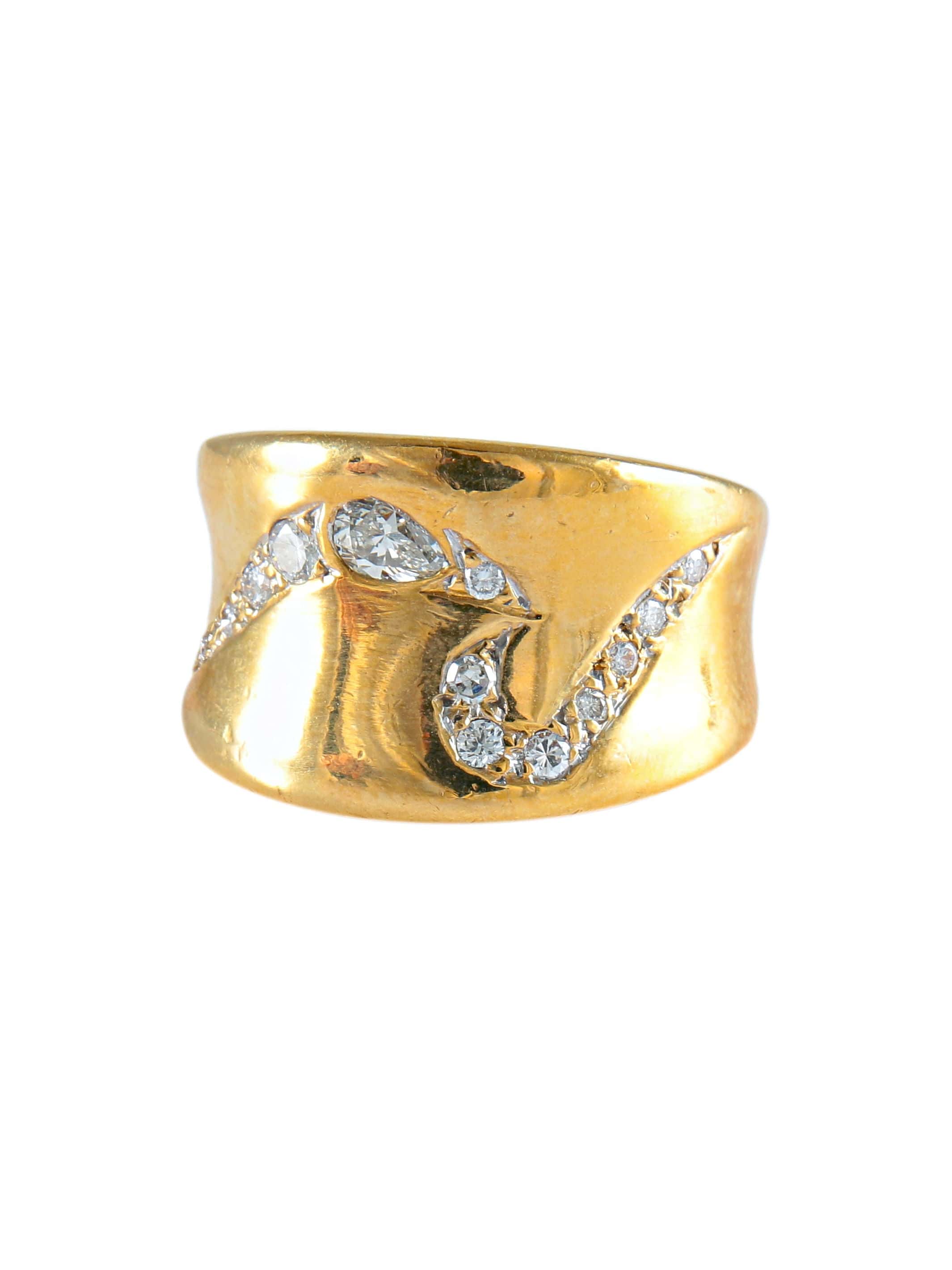 YELLOW GOLD AND DIAMOND RING